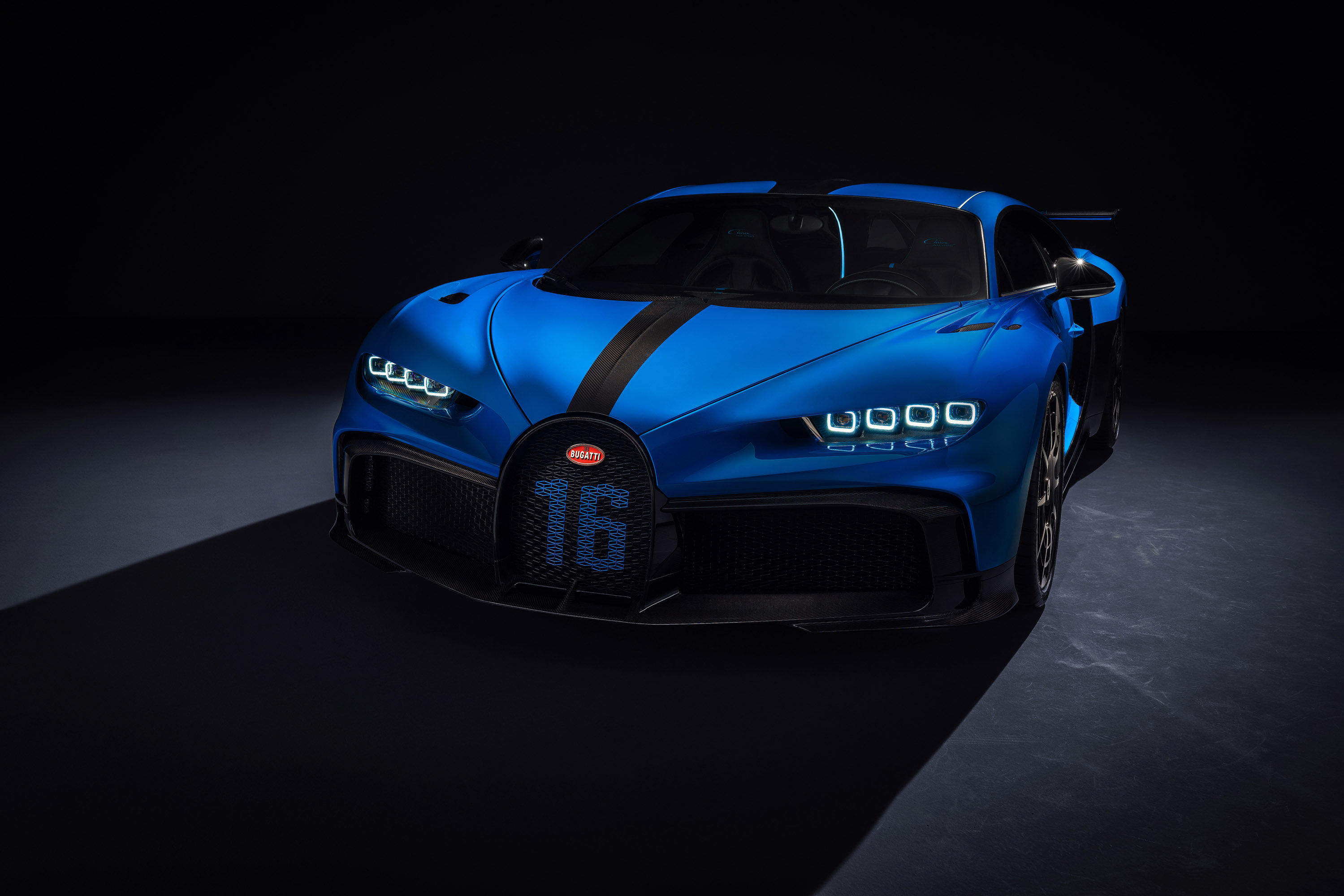 С плоской передней частью и динамичным дизайном с впечатляющим задним спойлером, новый Bugatti Chiron Pur Sport жаждет поворотов и сложных дорог.