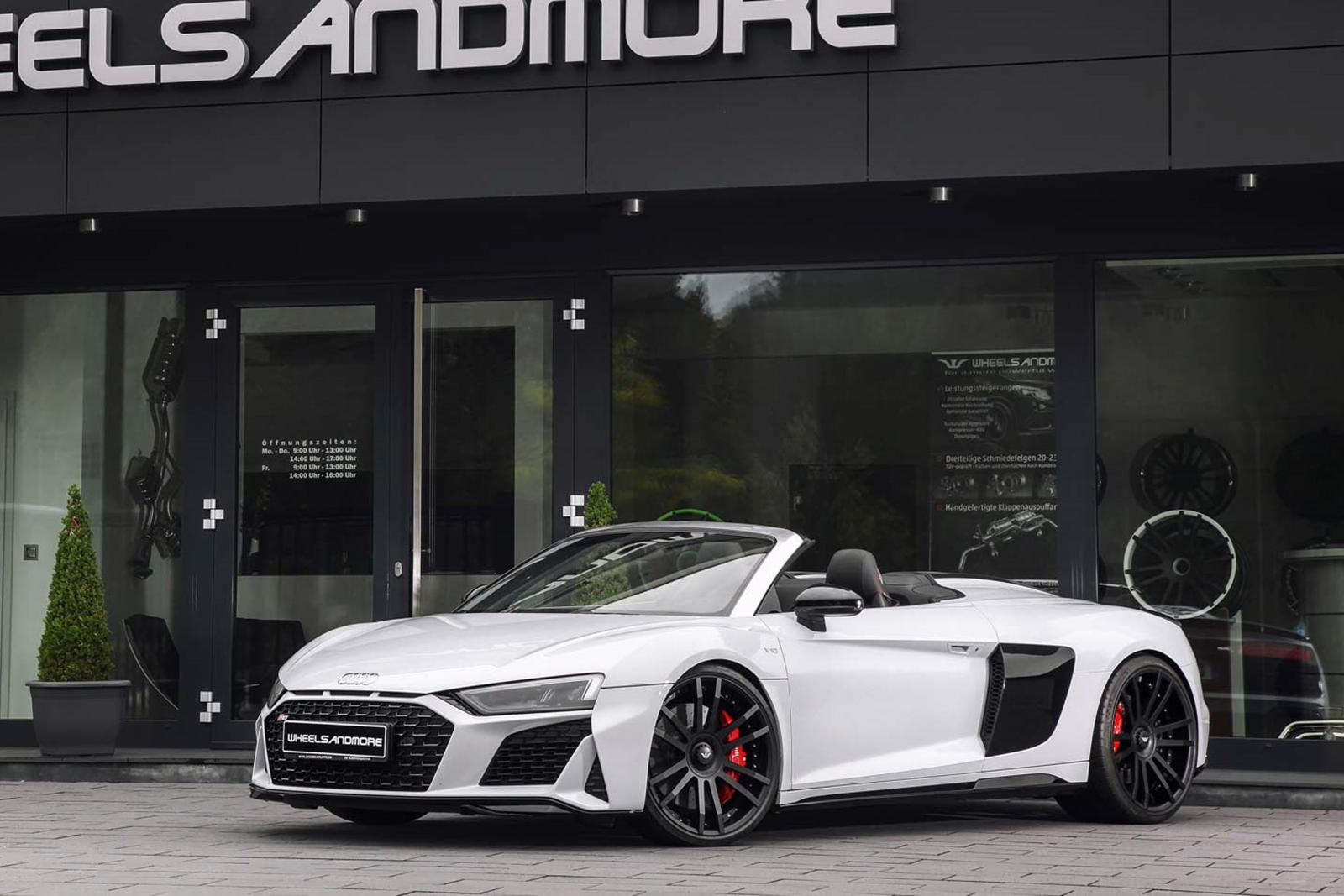 Wheelsandmore предлагает обновления для Audi R8 текущего поколения с момента ее запуска в 2015 году, включая оптимизацию программного обеспечения ECU и систему выпуска, которая увеличила мощность почти до 800 лошадиных сил. Теперь тюнер представил св