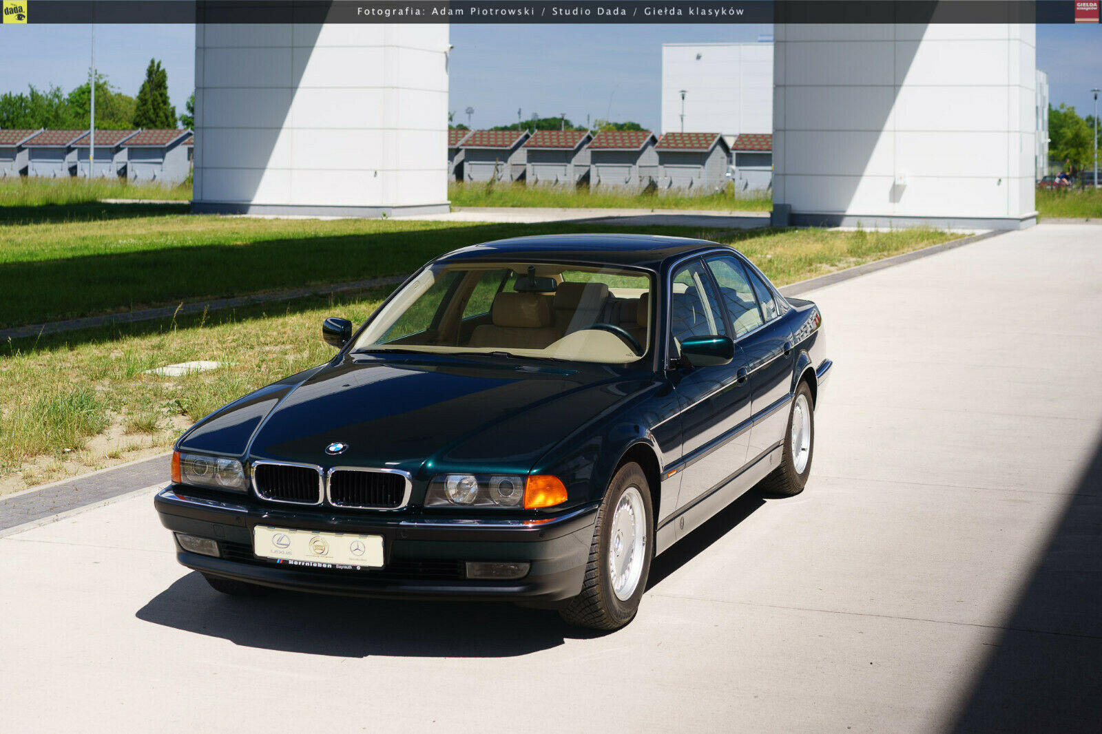 Это не типичный E38 BMW 7 серии. Этот флагманский седан третьего поколения не похож ни на какой другой. На eBay в Германии продается буквально новый BMW 740i 1998 года. Он выглядит не иначе, как в тот, когда он покинул дилерский центр более двух деся