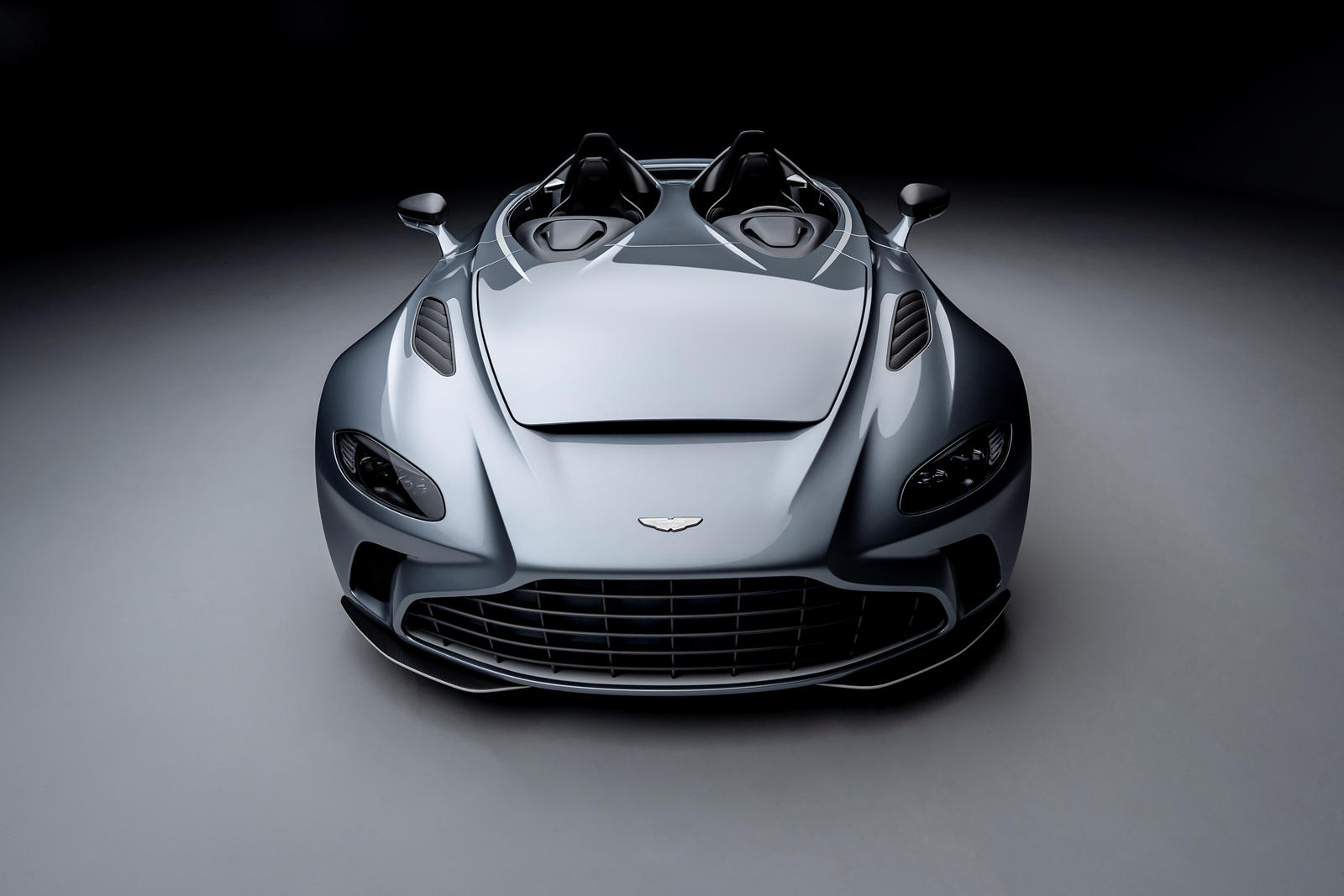 Шеф Bentley Адриан Холлмарк заявил изданию, что в будущем может быть «совершенно не обязательно присутствовать» на автосалоне в Женеве, если обратная связь с частных мероприятий будет положительной, и генеральный директор Aston Martin Энди Палмер под