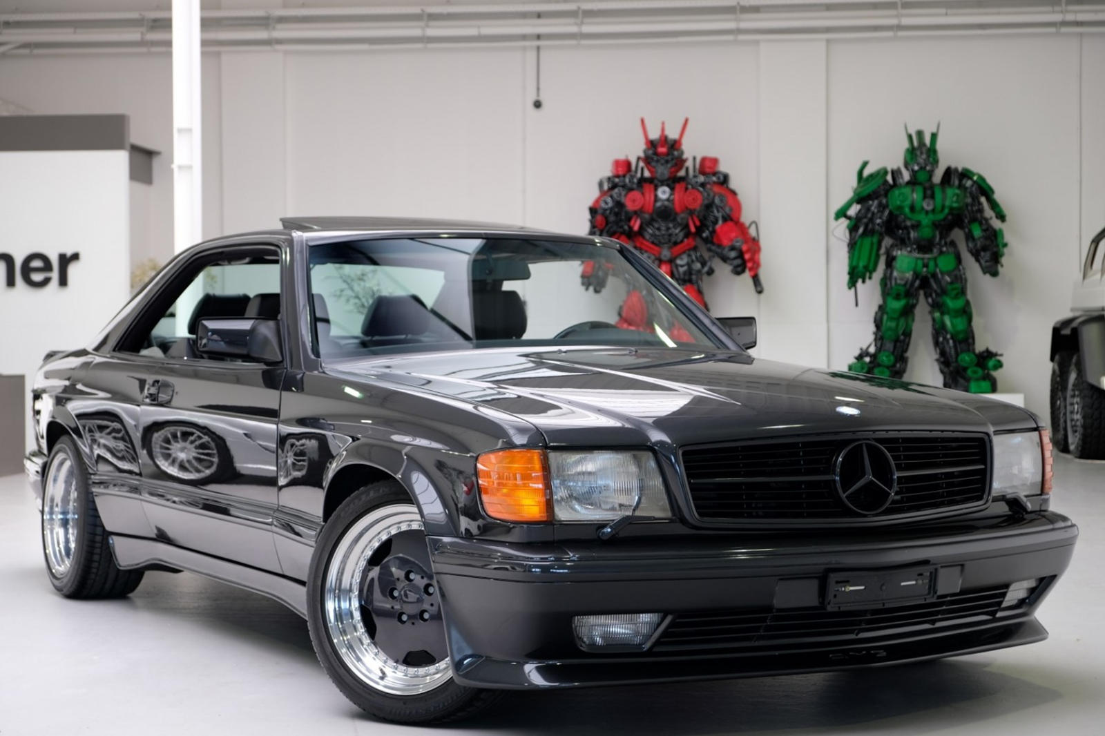 Было время, когда AMG не был частью Mercedes-Benz. В 1999 году немецкий автопроизводитель приобрел контрольный пакет акций бренда и стал его единственным владельцем в 2005 году. До этого у Mercedes были отношения с тюнером вторичного рынка, и одним и