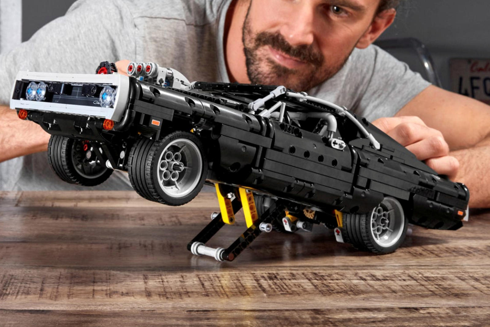 Dodge Charger Доминика является настолько мощным, что он даже соревнуется против Toyota Supra Брайана. Чтобы имитировать это, модель Lego оснащена системой стойки, которая может поднять переднюю часть в воздух.