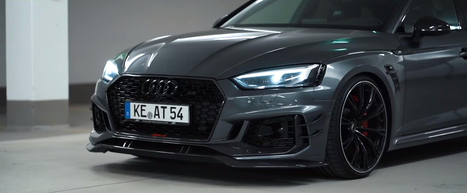 RS6-R оснащен увеличенной производительностью ABT Power R, которая повышает мощность 4,0-литрового V8 до 740 л.с. и крутящий момент до 919 (увеличение на 140 л.с. и 119 Нм по сравнению со стандартной мощностью). С таким дополнением RS6-R требуется вс