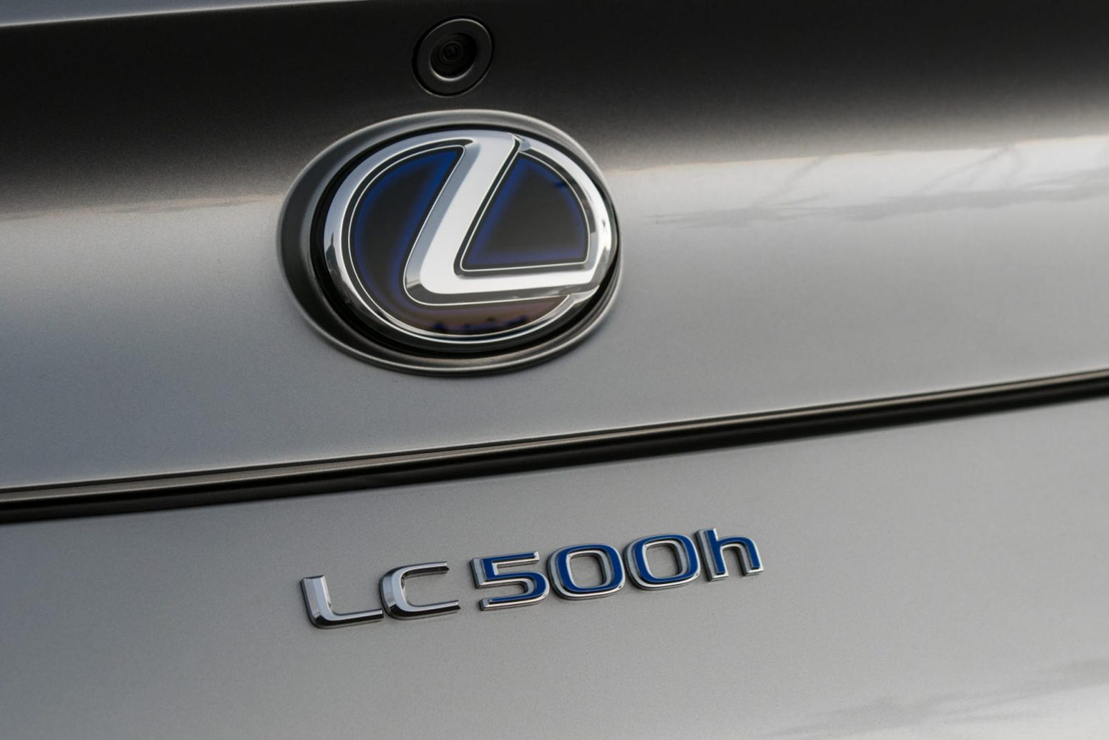 Первый кабриолет 2021 Lexus LC 500 уже был продан на аукционе на благотворительные цели, что принесло 2 миллиона долларов для Boys&Girls Club of America и благотворительному фонду Bob Woodruff Foundation. Но теперь Lexus анонсировал для 2021 модельно