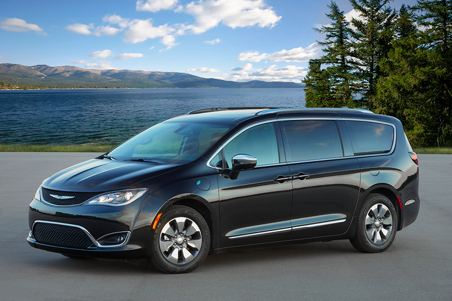 Журнал PARENTS назвал Chrysler Pacifica Hybrid победителем в номинации «Лучший семейный автомобиль 2020 года» - жюри впечатлили передовые функции безопасности автомобиля, yjdst характеристики и общее качество сборки.