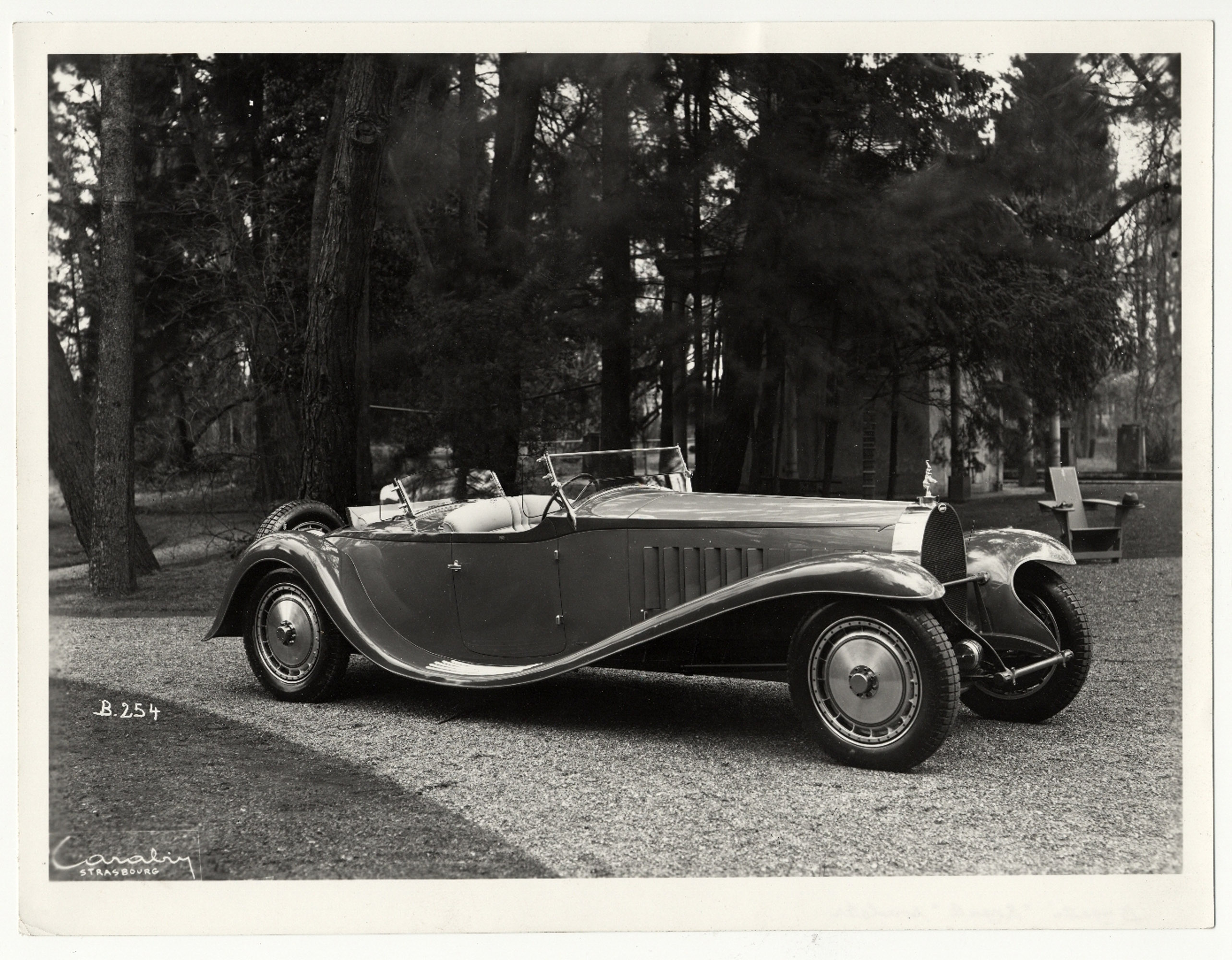 Первый прототип был построен в 1926 году - он имел сверхдлинную колесную базу и еще больший двигатель с рабочим объемом 14,7 литра. Несколько лет спустя, в 1932 году команде Bugatti удалось продать первый Royale парижскому промышленнику Арманду Эдерс