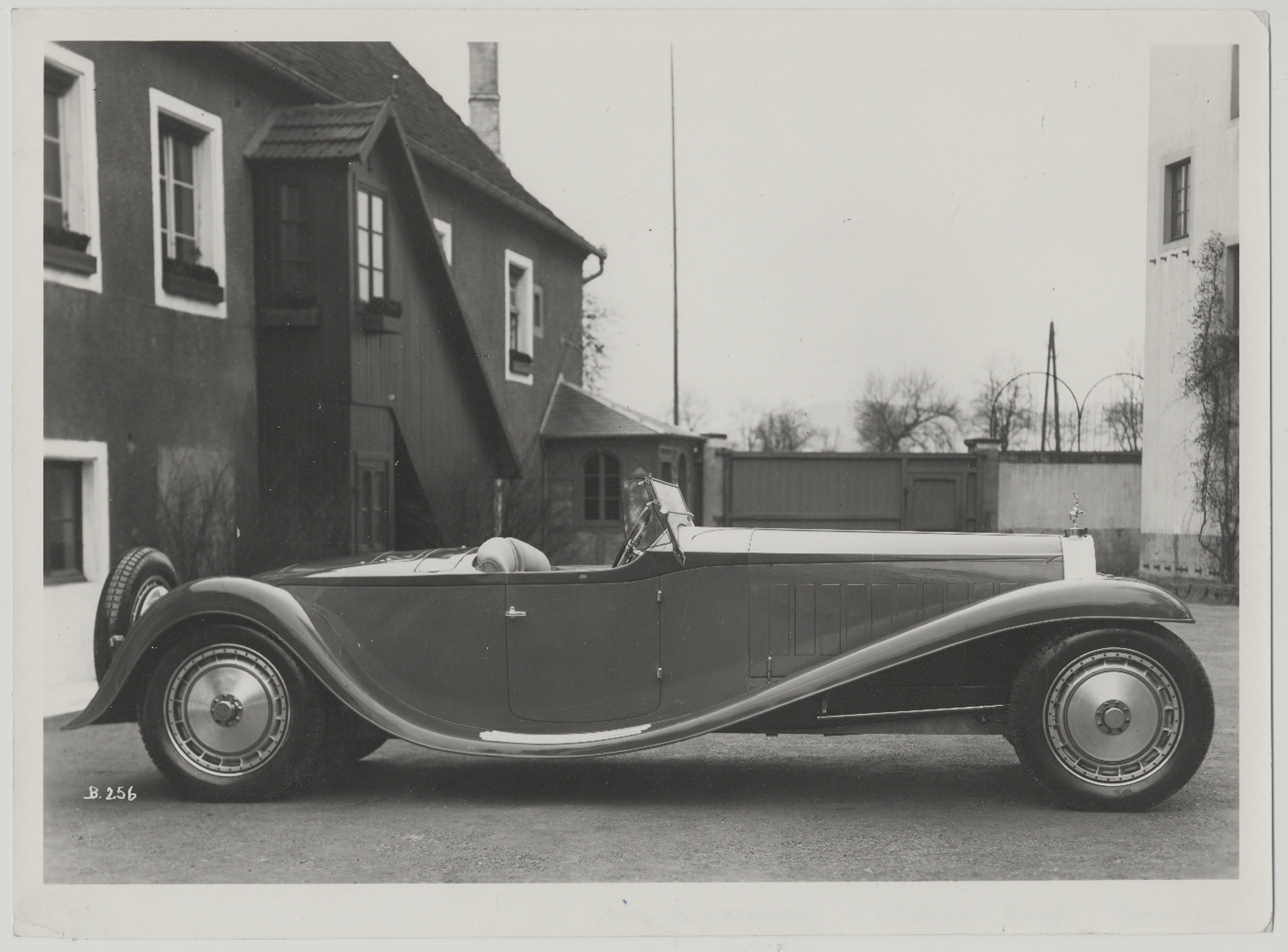 Первый прототип был построен в 1926 году - он имел сверхдлинную колесную базу и еще больший двигатель с рабочим объемом 14,7 литра. Несколько лет спустя, в 1932 году команде Bugatti удалось продать первый Royale парижскому промышленнику Арманду Эдерс