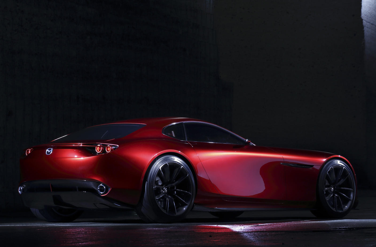 Согласно отчету Car and Driver, следующая Mazda 6, ожидаемая где-то в 2022 году, будет оснащаться платформой с продольным расположением двигателя с задним приводом и рядным двигателем. Другими словами, Mazda берет страницу прямо из давней пьесы BMW. 