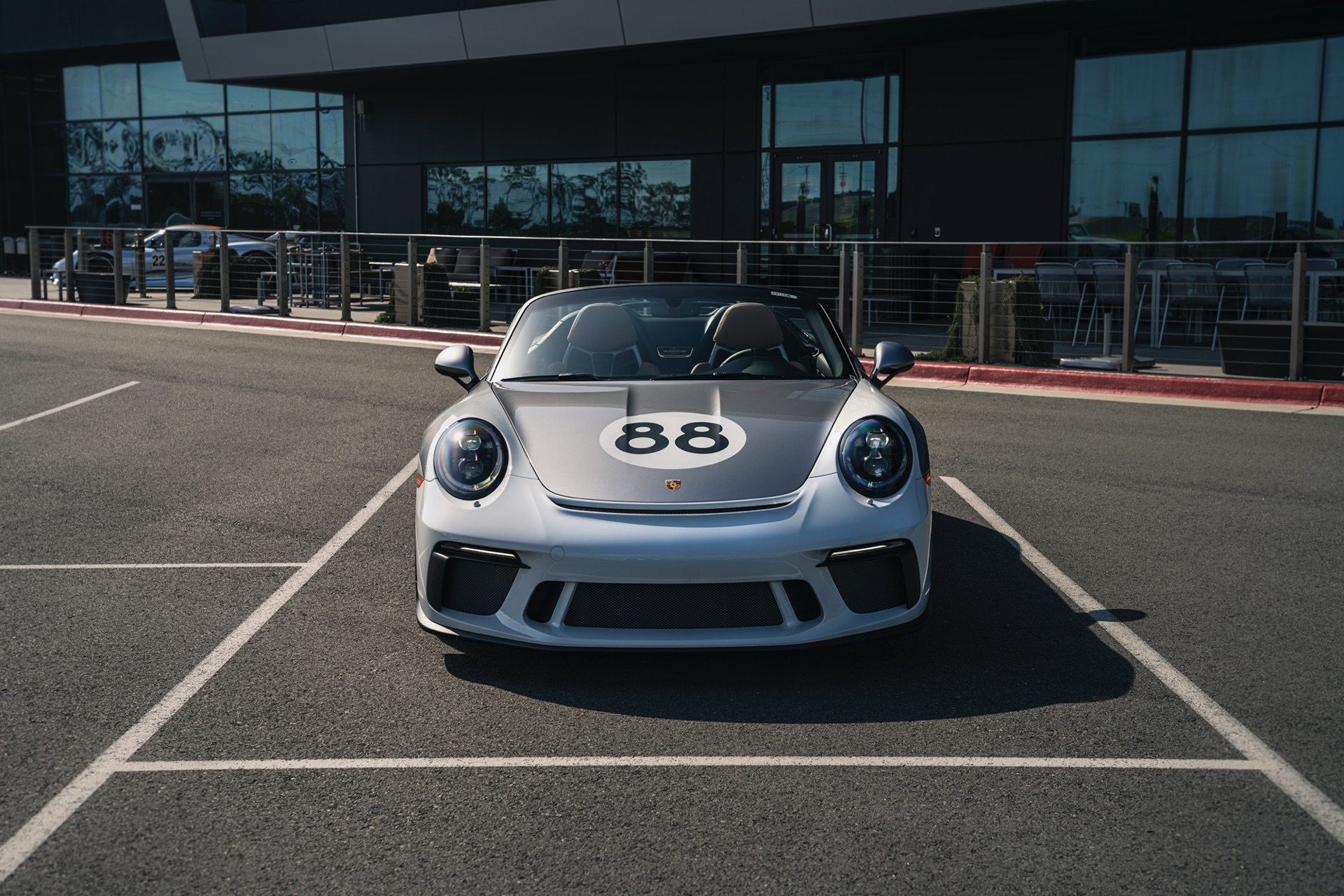 Теперь его производство завершается ограниченным тиражом Porsche 991 Speedster. По мере того, как мы переходим к поколению 992, в очень нестабильные времена Porsche решил предложить один вариант 991 в качестве пожертвования в COVID-19 Community Respo