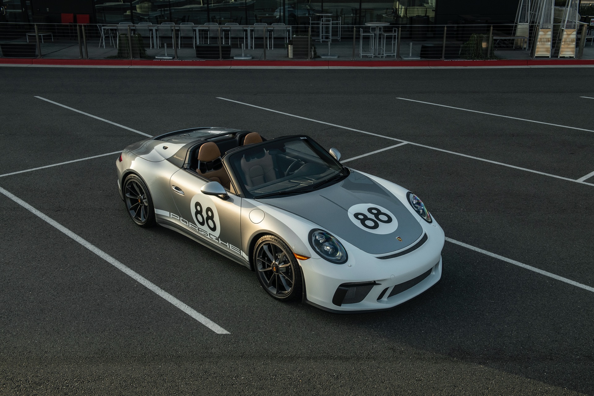 Porsche North America присоединился к RM Sothebys, чтобы предложить автомобиль для публичных торгов.