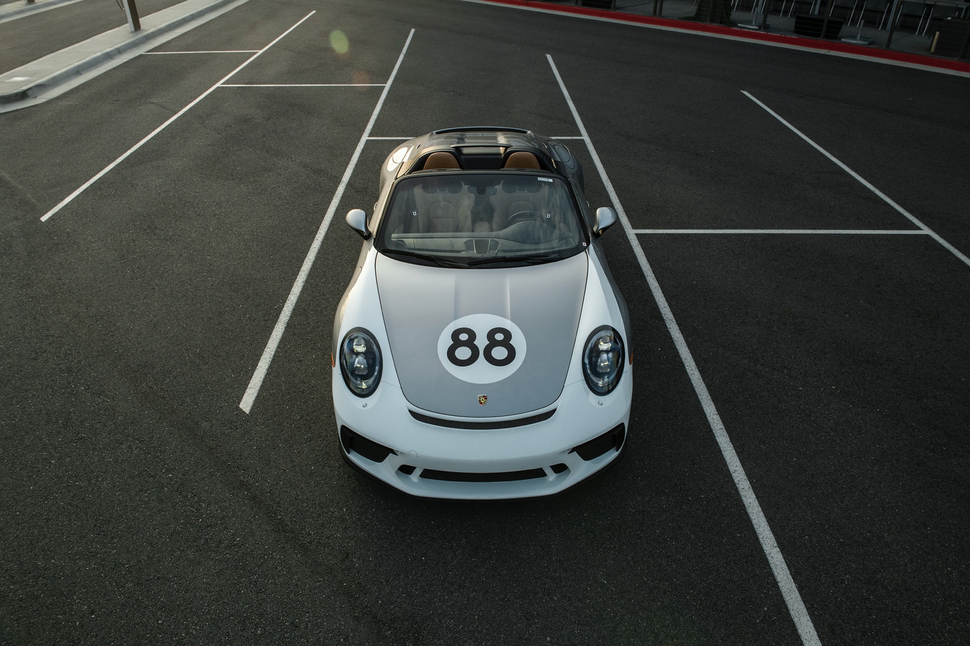 Основанный на Porsche 991 GT3, Speedster получает 4,0-литровый 6-цилиндровый двигатель мощностью 502 л.с.
