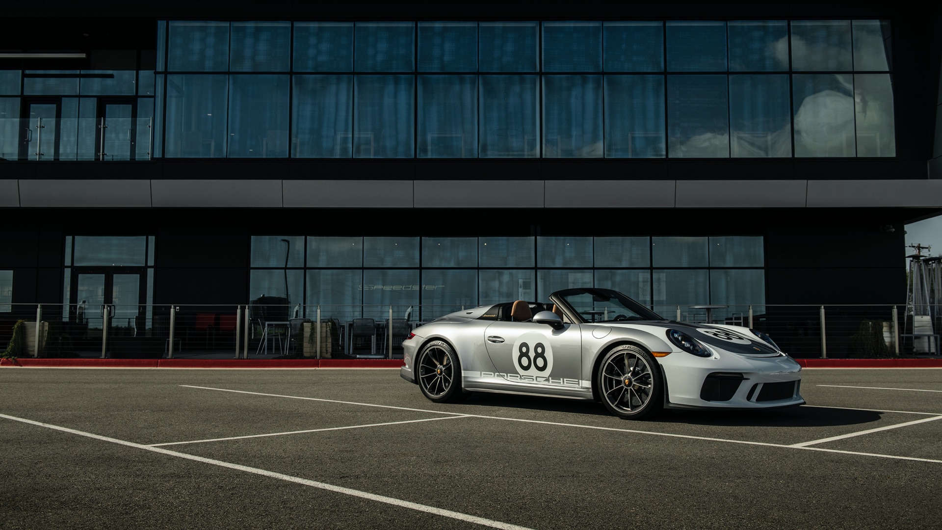 Основанный на Porsche 991 GT3, Speedster получает 4,0-литровый 6-цилиндровый двигатель мощностью 502 л.с.