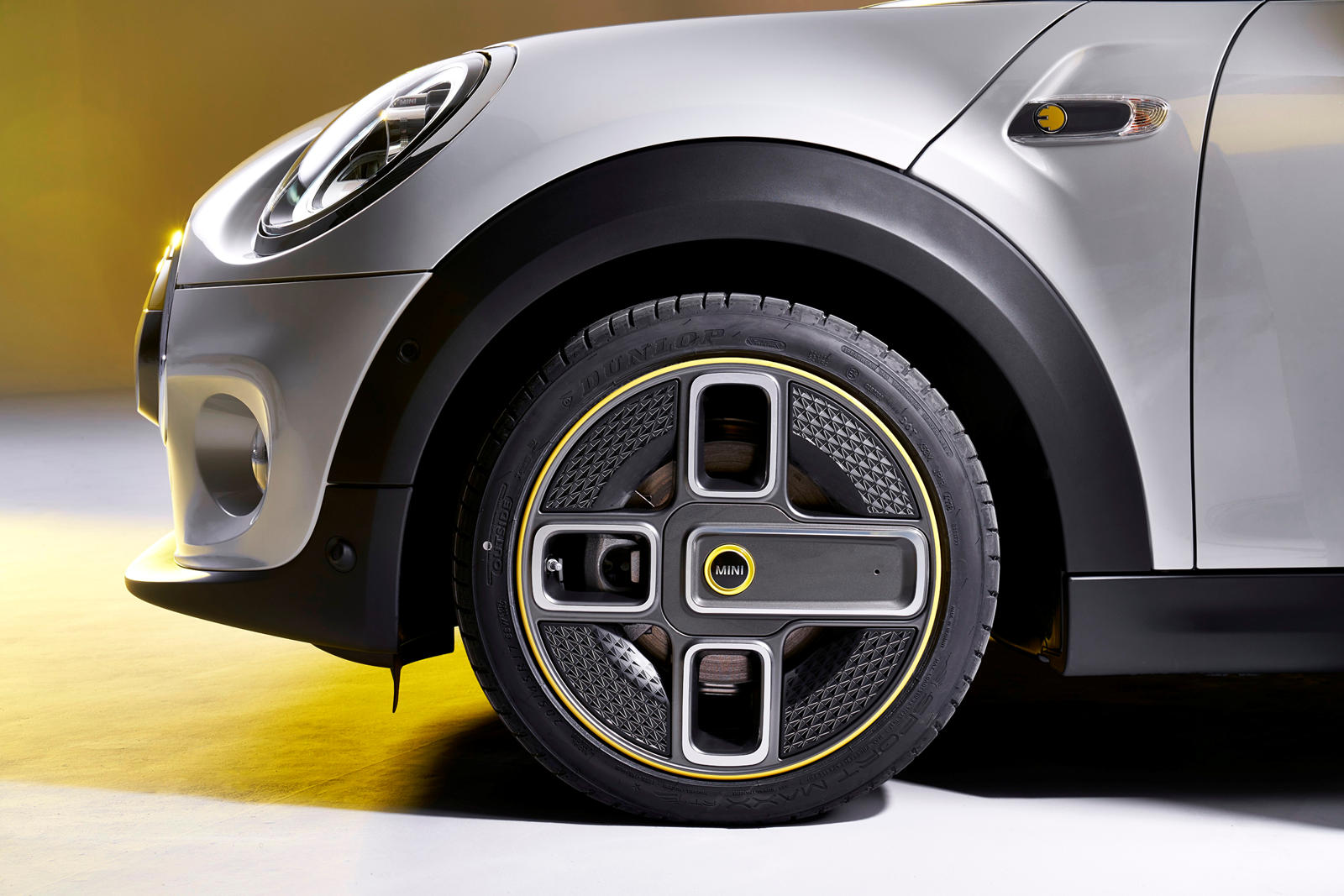 Мы бы поняли, если бы потребители негативно отреагировали на странно стилизованные диски, но на самом деле это проблема с названием колес, которая застала Mini врасплох. По стечению обстоятельств Mini называет эти 17-дюймовые колеса «Corona Spoke» - 