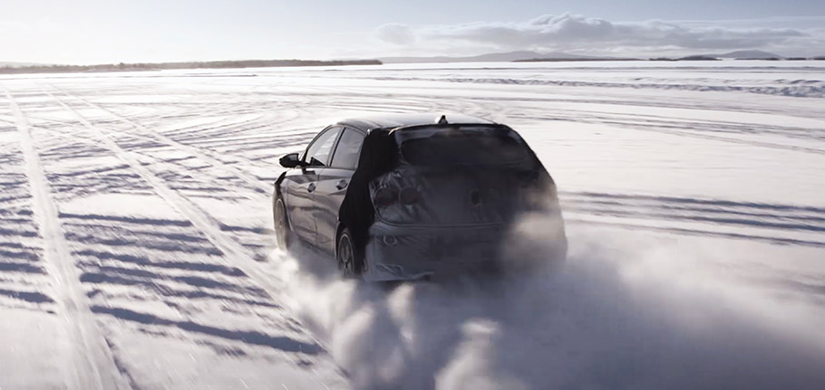 Hyundai Motor выпустил два новых видео, которые показывают зимние испытания его новых высокопроизводительных моделей, включая прототип нового i20 N в камуфляже.