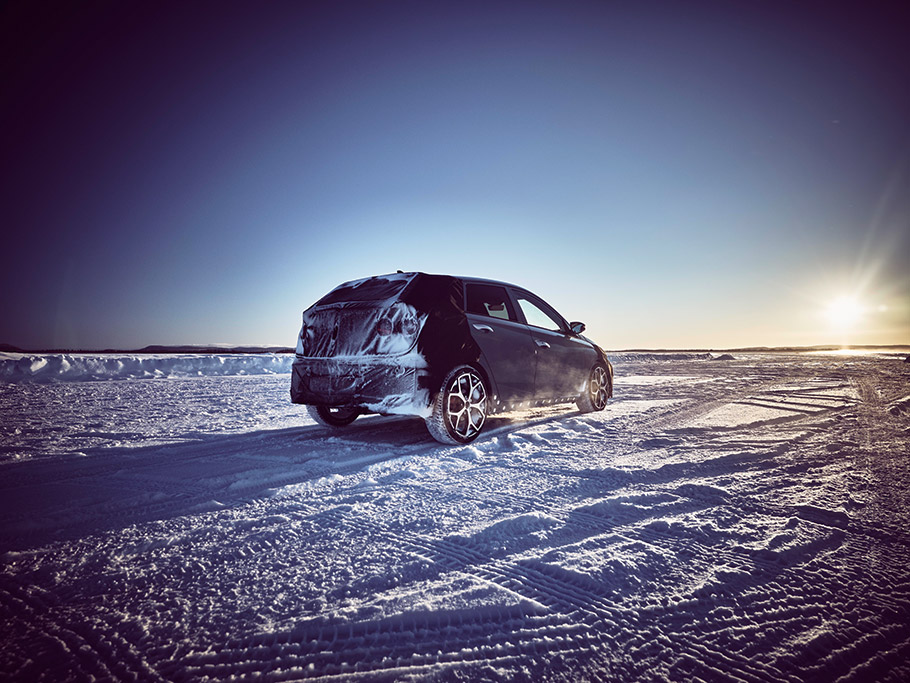 Hyundai Motor выпустил два новых видео, которые показывают зимние испытания его новых высокопроизводительных моделей, включая прототип нового i20 N в камуфляже.