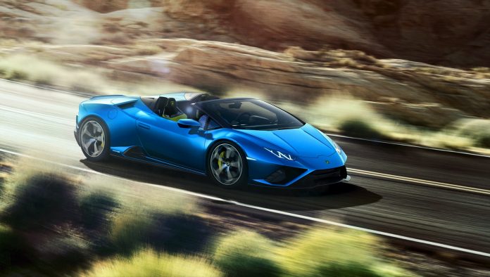 Huracan EVO Spider с задним приводом получает почти идентичные обновления, как и его аналог-купе. Спереди у бампера расположены более плотные боковые воздухозаборники с увеличенным средним впускным отверстием и измененной передней кромкой сплиттера. 