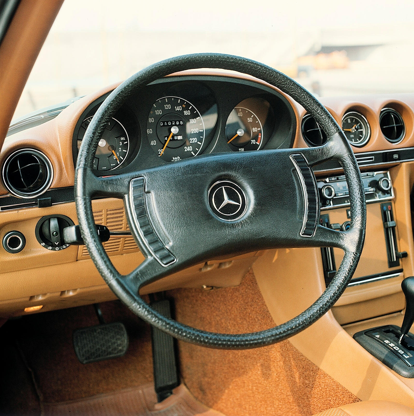 За последние 120 лет язык дизайна рулей Mercedes значительно изменился. Фактически, компания (которая тогда называлась Daimler-Motoren-Gesellschaft) была одной из первых, кто перешел от простого рулевого механизма к более функциональному рулевому кол