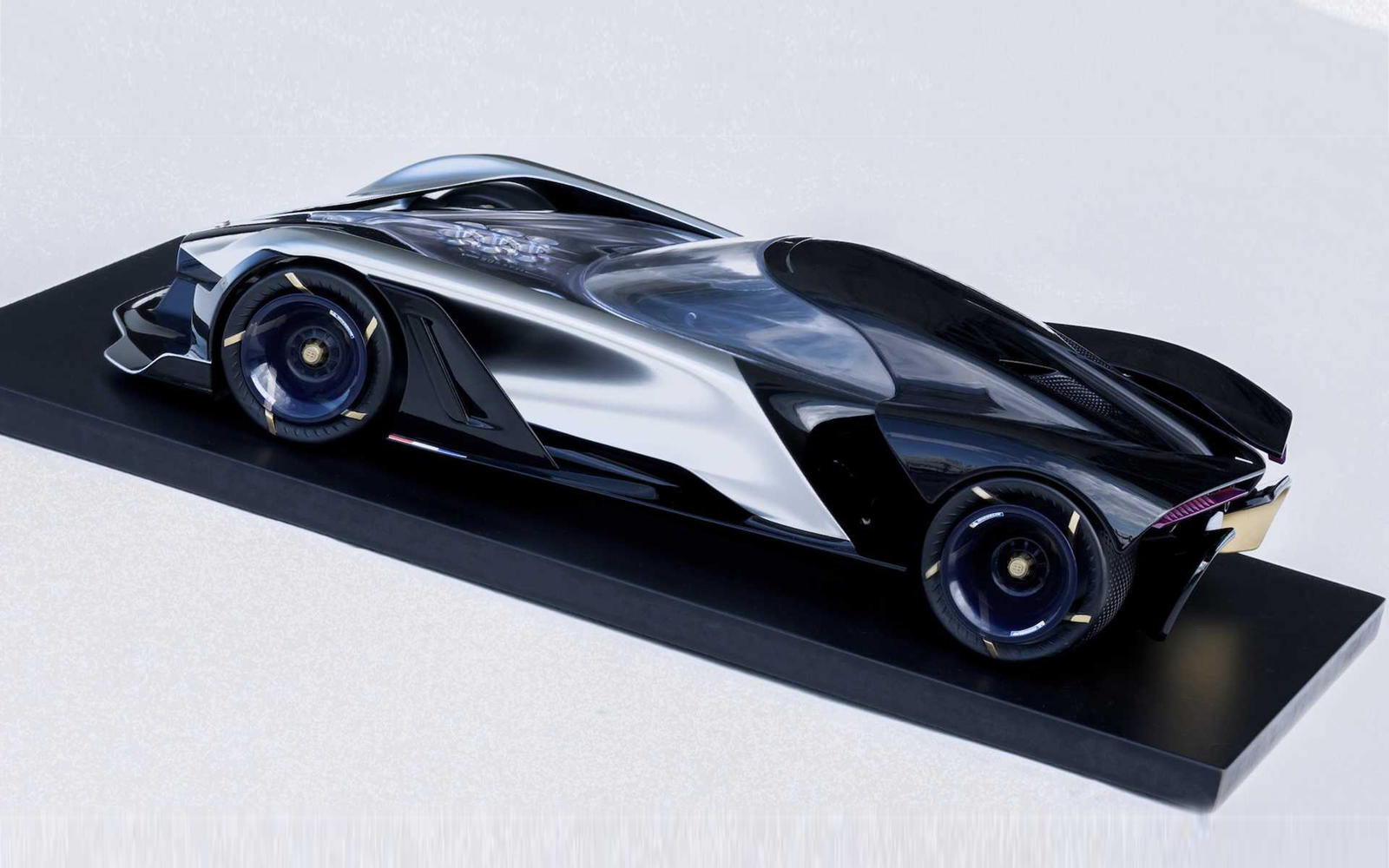 Несмотря на то, что Bugatti в обозримом будущем стремится создавать двигатели внутреннего сгорания, в конечном итоге наступит время, когда автопроизводитель будет вынужден перейти на полностью электрические трансмиссии, чтобы соблюдать нормы выбросов