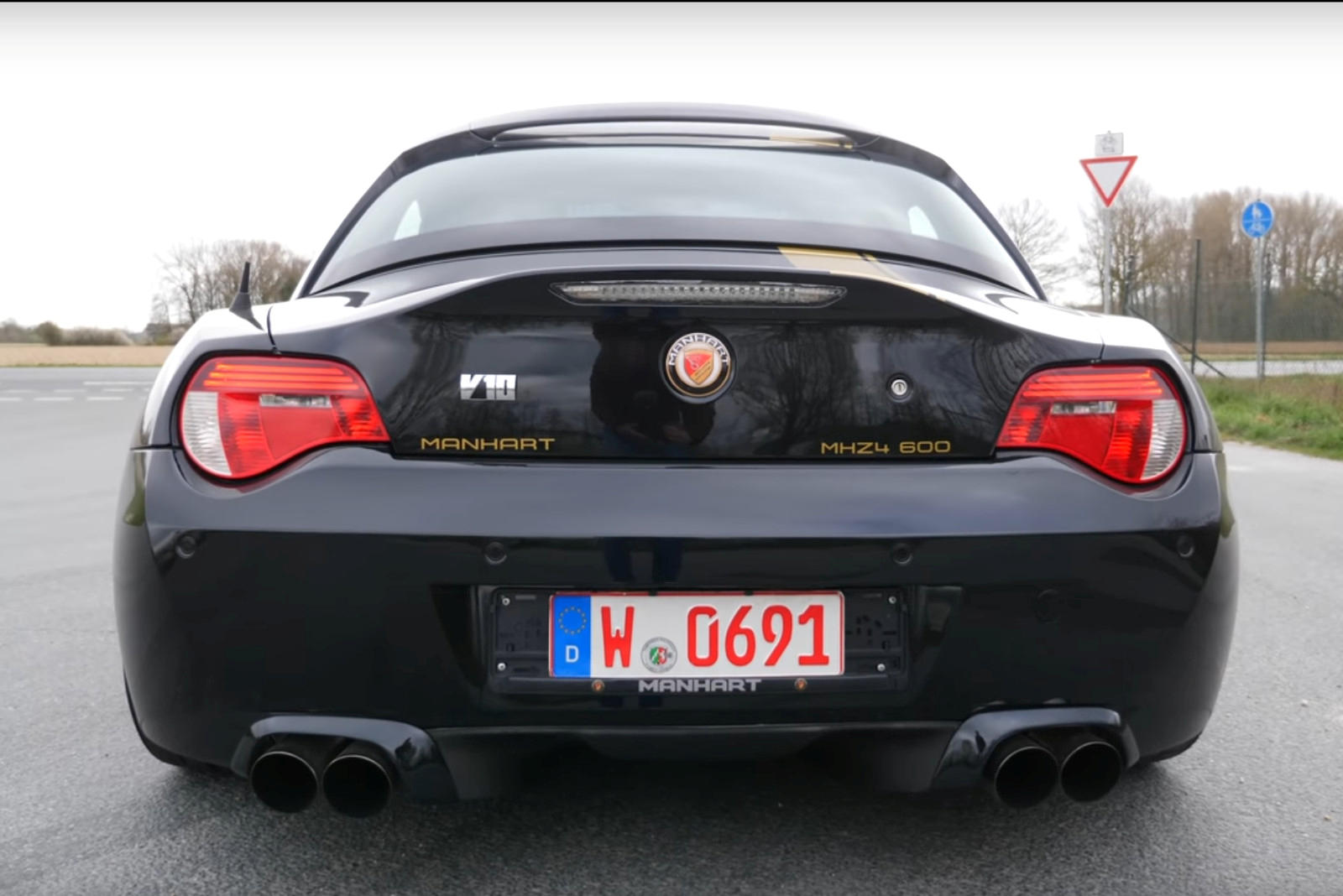 BMW Z4 с двигателем M5 от Manhart, безусловно, выглядит также и со значками сзади с надписями «V10» и «600», вероятно, указывает на приблизительный уровень выходной мощности, на что также указывают четыре выхлопные трубы и агрессивно выглядящие матов