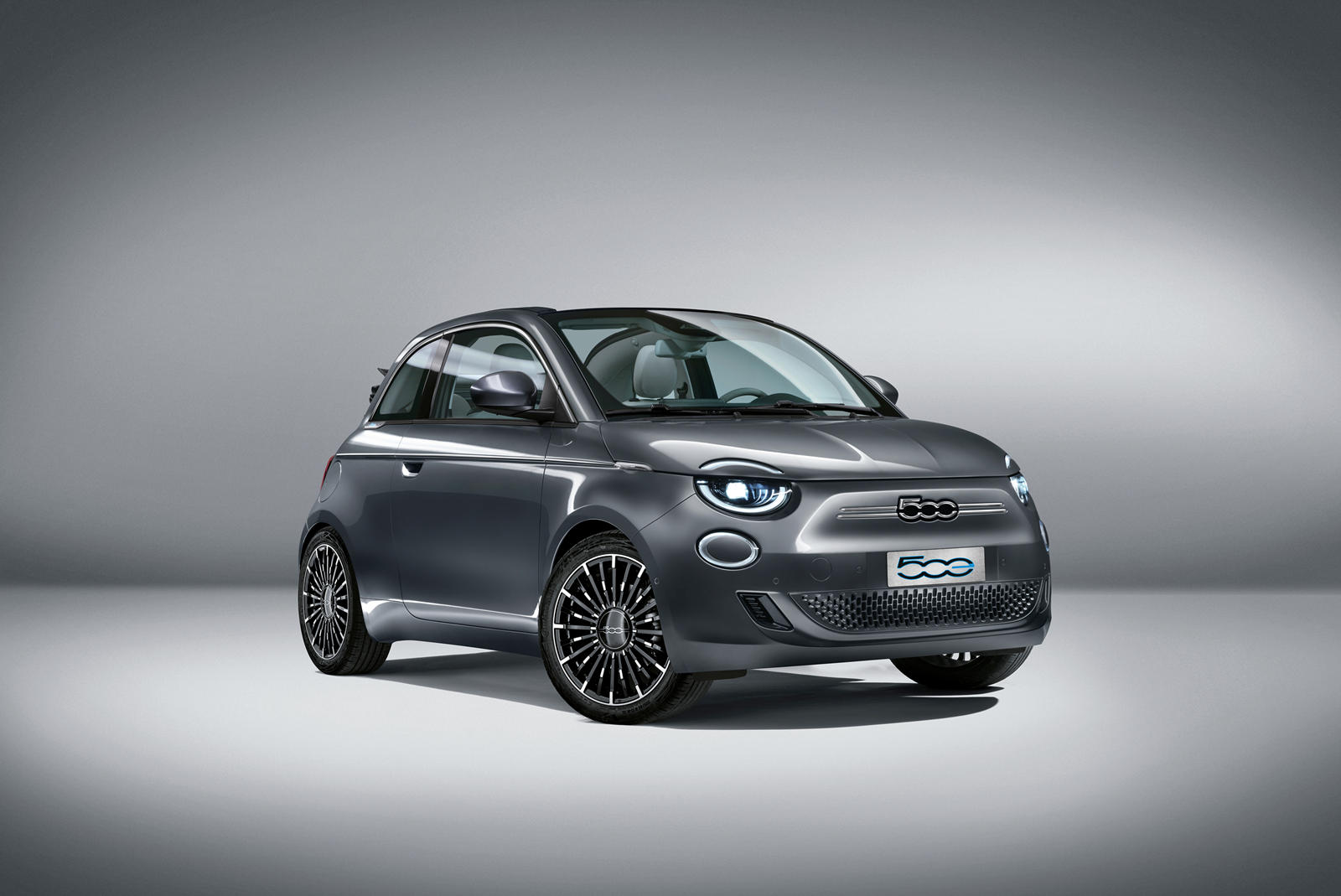 Fiat застрял в каком-то подвешенном состоянии. Достигнув значительных успехов с моделью 500, семейство выросло благодаря появлению менее впечатляющего Fiat 500L в 2014 году и 500X в 2016 году. Последний стал, пожалуй, одним из лучших продуктов Fiat в