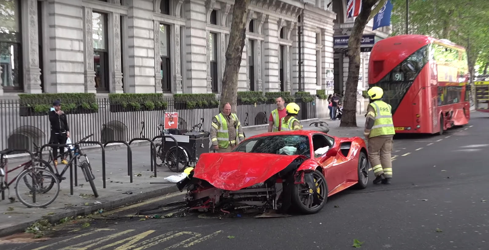 Ferrari 488 GTB был уничтожен после столкновения с лондонским автобусом