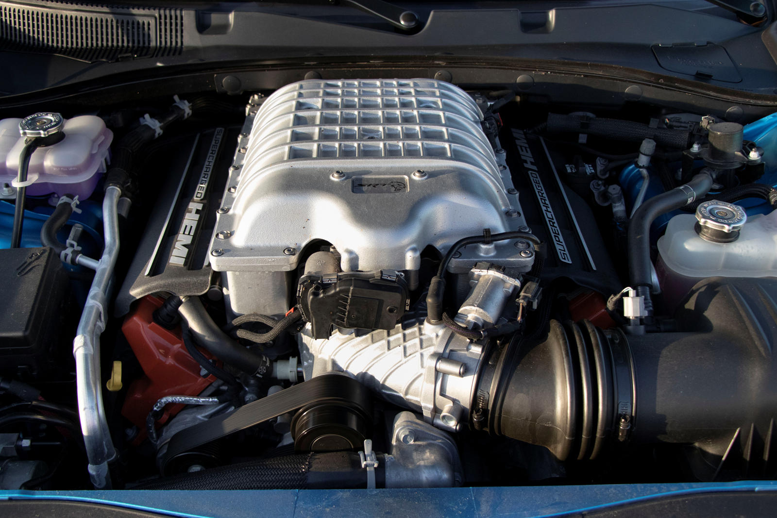 Один будет оснащен двигателем Hemi 392, поскольку некоторые гоночные классы и серии не допускают двигатели с турбонаддувом, в то время как другая модель, как сообщается, будет оснащаться 6,2-литровым двигателем Hellcat Redeye с турбонаддувом мощность