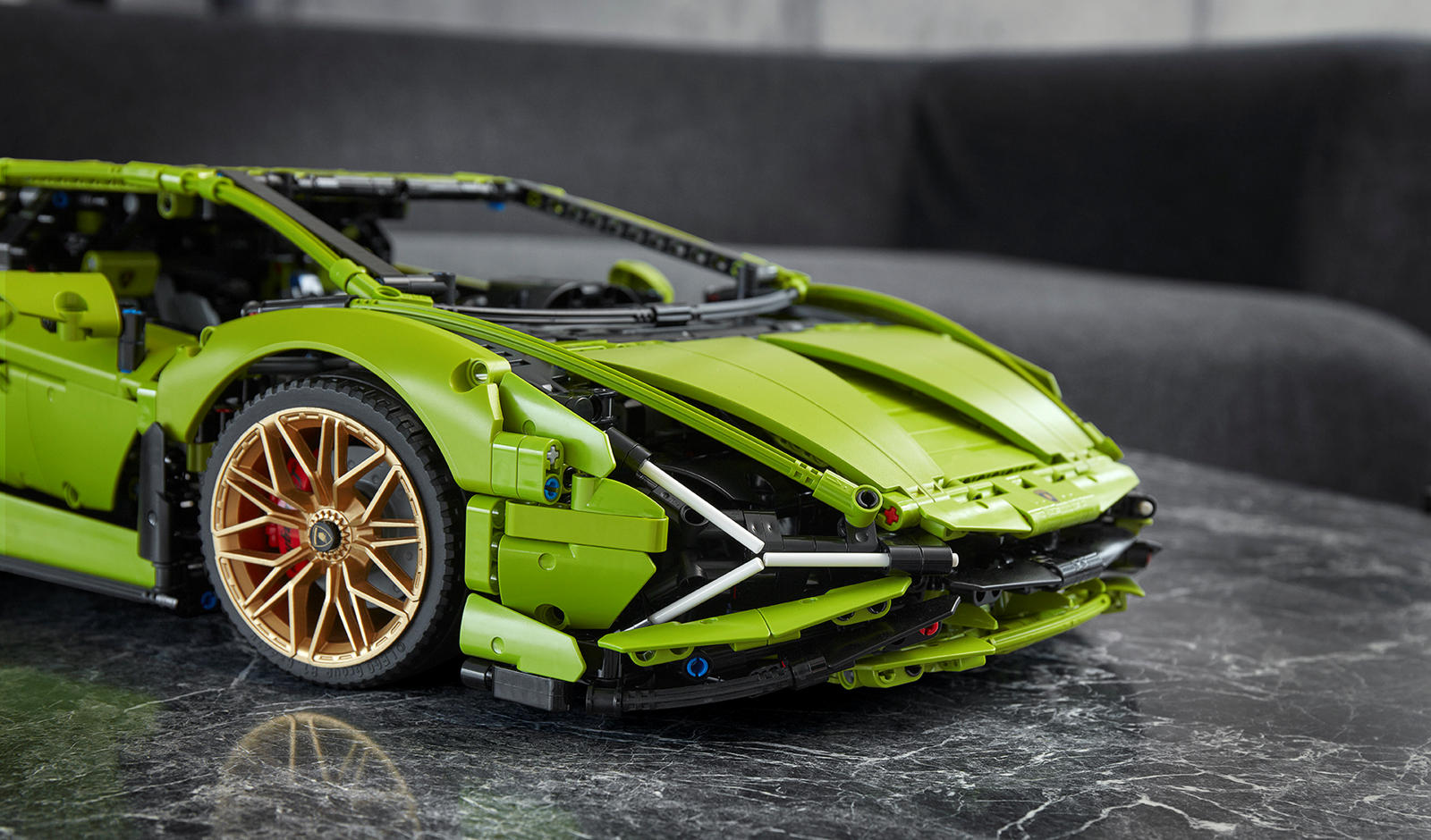 «Каждый супер-спортивный автомобиль Lamborghini может быть уникальным благодаря нашей программе персонализации Ad Personam и особому стилю вождения каждого владельца, так же как кирпичики LEGO предоставляют строителям всех возрастов бесконечные возмо