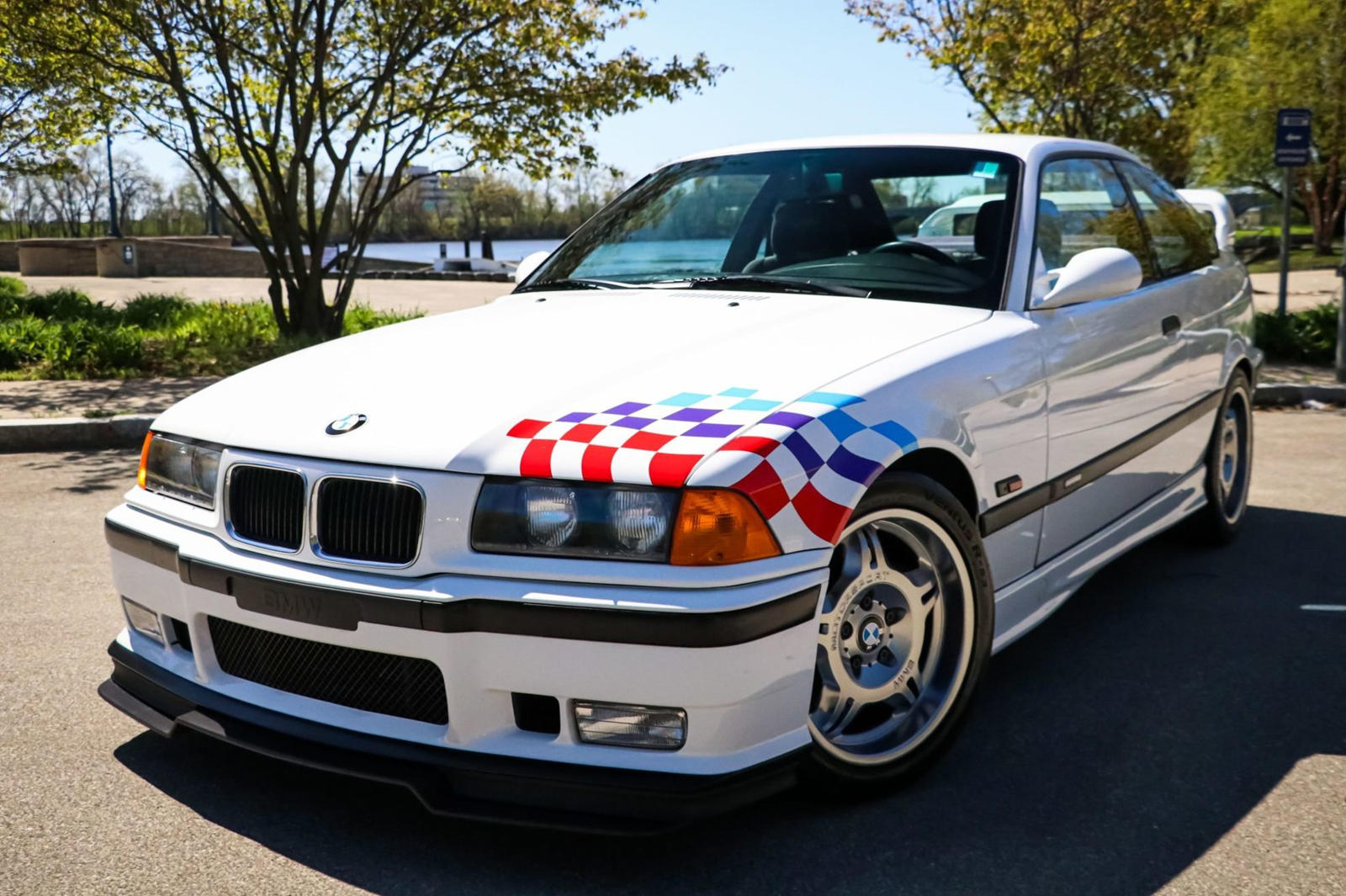 Как и в случае со всеми M3, он окрашен в альпийский белый цвет и имеет клетчатый флаг марки в передней левой и задней правой части купе. 17-дюймовые колеса BMW M остаются одним из лучших дизайнов подразделения M, а также он имеет черный передний спли