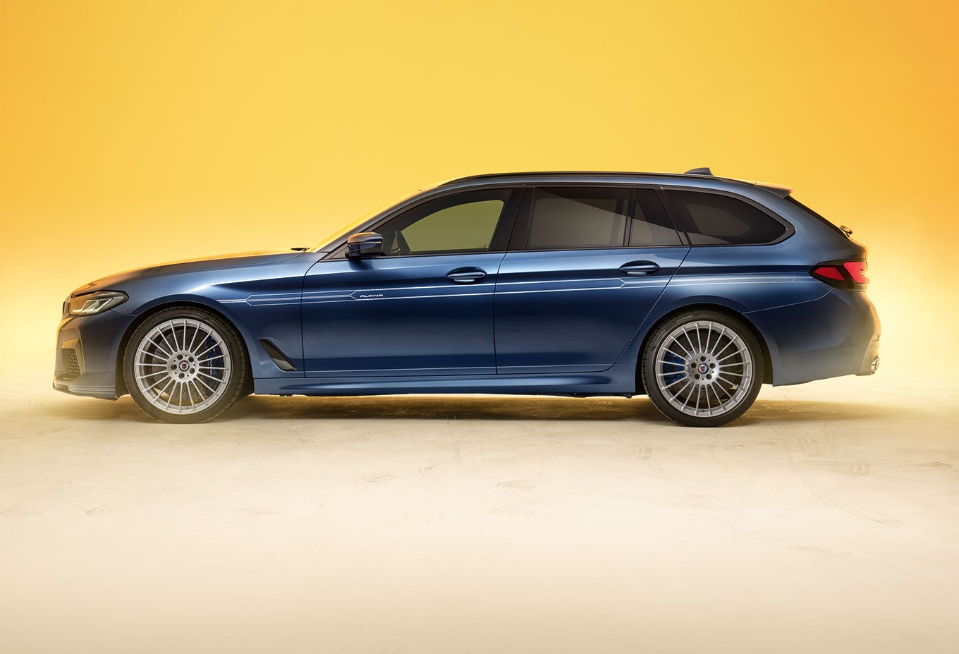 Приводит в действие Alpina B5 тот же 4,4-литровый двигатель V8, с двойными турбокомпрессорами. Он производит 621 л.с., что немного больше, чем у M5 Competition, который в настоящее время производит 617 л.с. Максимальный крутящий момент B5 составляет 