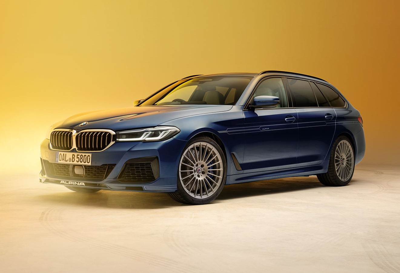 Приводит в действие Alpina B5 тот же 4,4-литровый двигатель V8, с двойными турбокомпрессорами. Он производит 621 л.с., что немного больше, чем у M5 Competition, который в настоящее время производит 617 л.с. Максимальный крутящий момент B5 составляет 