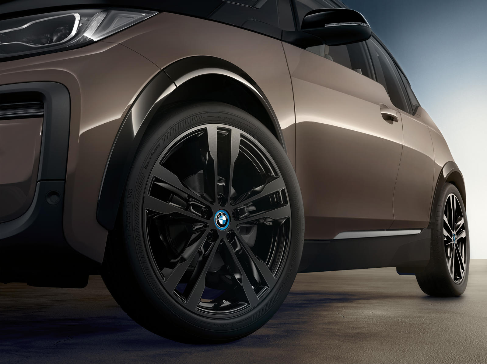 В последние годы привлекательность BMW i3 поблекла, так как на рынке появилось несколько новых электромобилей. Не заблуждайтесь, i3 по-прежнему является совершенно уникальным предложением в линейке бренда, но он существует уже много лет. Несмотря на 