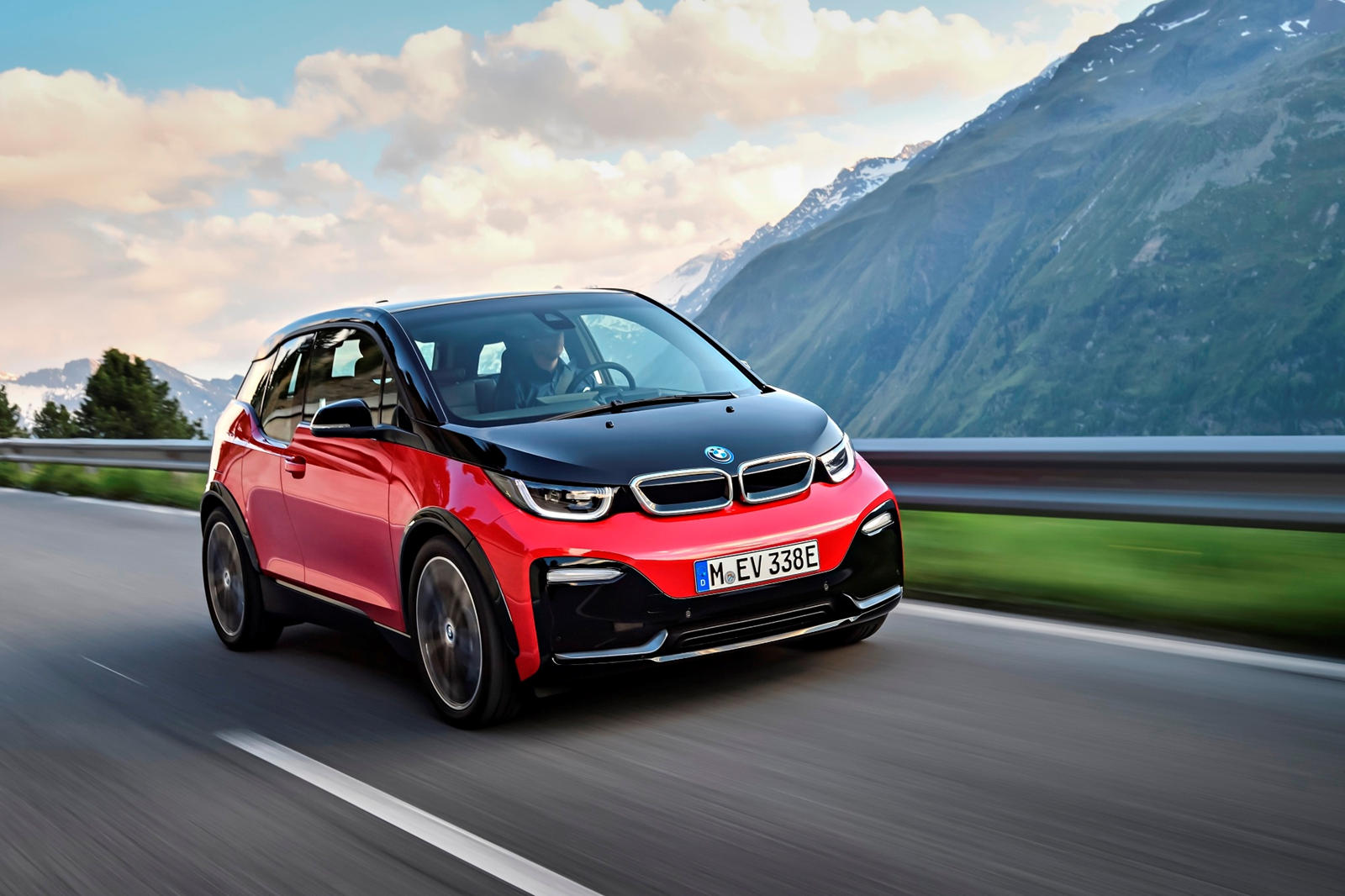 Фактически, Cars UK сообщил, что BMW может удвоить производство i3, если на него будет спрос. Увеличение темпов производства связано с привлекательными предложениями, предлагаемыми в процессе восстановления от Covid-19.