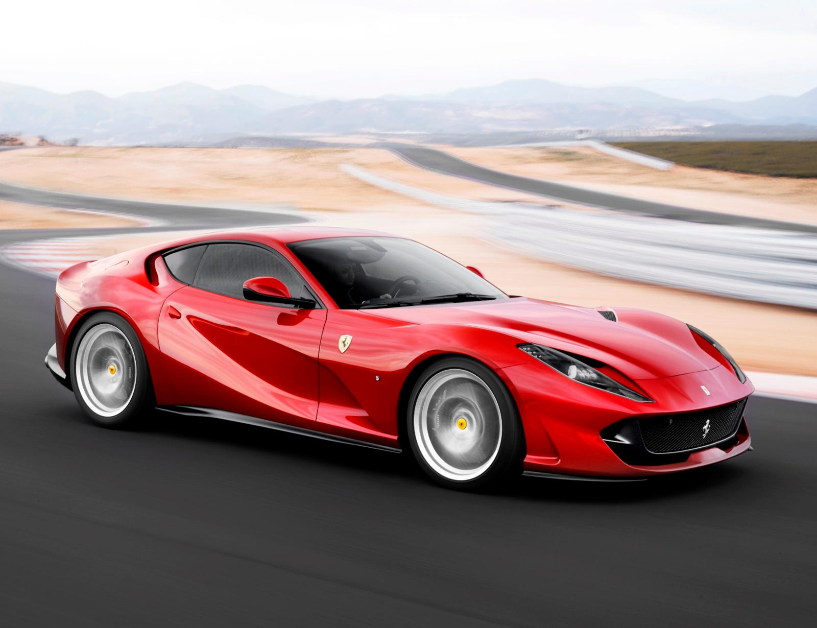 В прошлом месяце появились видеозаписи, на которых Ferrari тестирует замаскированный прототип нового гибридного суперкара, который будет располагаться ниже SF90 Stradale. Теперь Ferrari был замечен на тестировании новой хардкорной версии 812 Superfas
