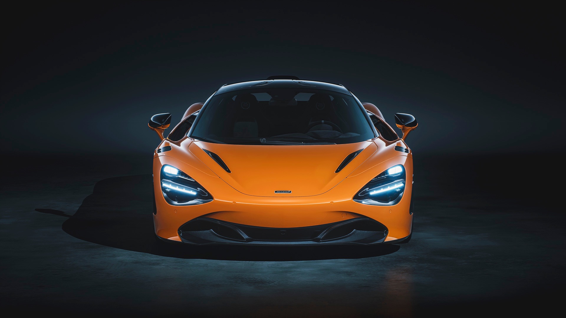 Наиболее важным вариантом является окраска. McLaren предлагает 720S Le Mans либо в цвете McLaren Orange, либо Sarthe Grey с оранжевым и серым салоном соответственно. Оба являются знаковыми ливреями McLaren, нижняя часть сделана в цвете «Ueno Grey», к