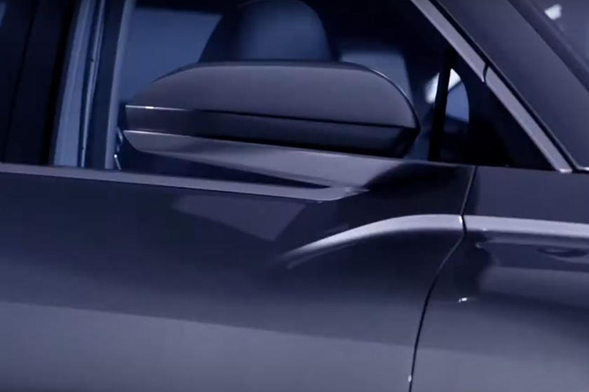 Как следует из названия Sportback - это спортивная версия Q4 e-tron с наклонной линией крыши. Хотя эта линия крыши и задняя часть были скрыты в видео, довольно четкий снимок спереди демонстрирует сходство с концептом Audi Q4, который был показан на п