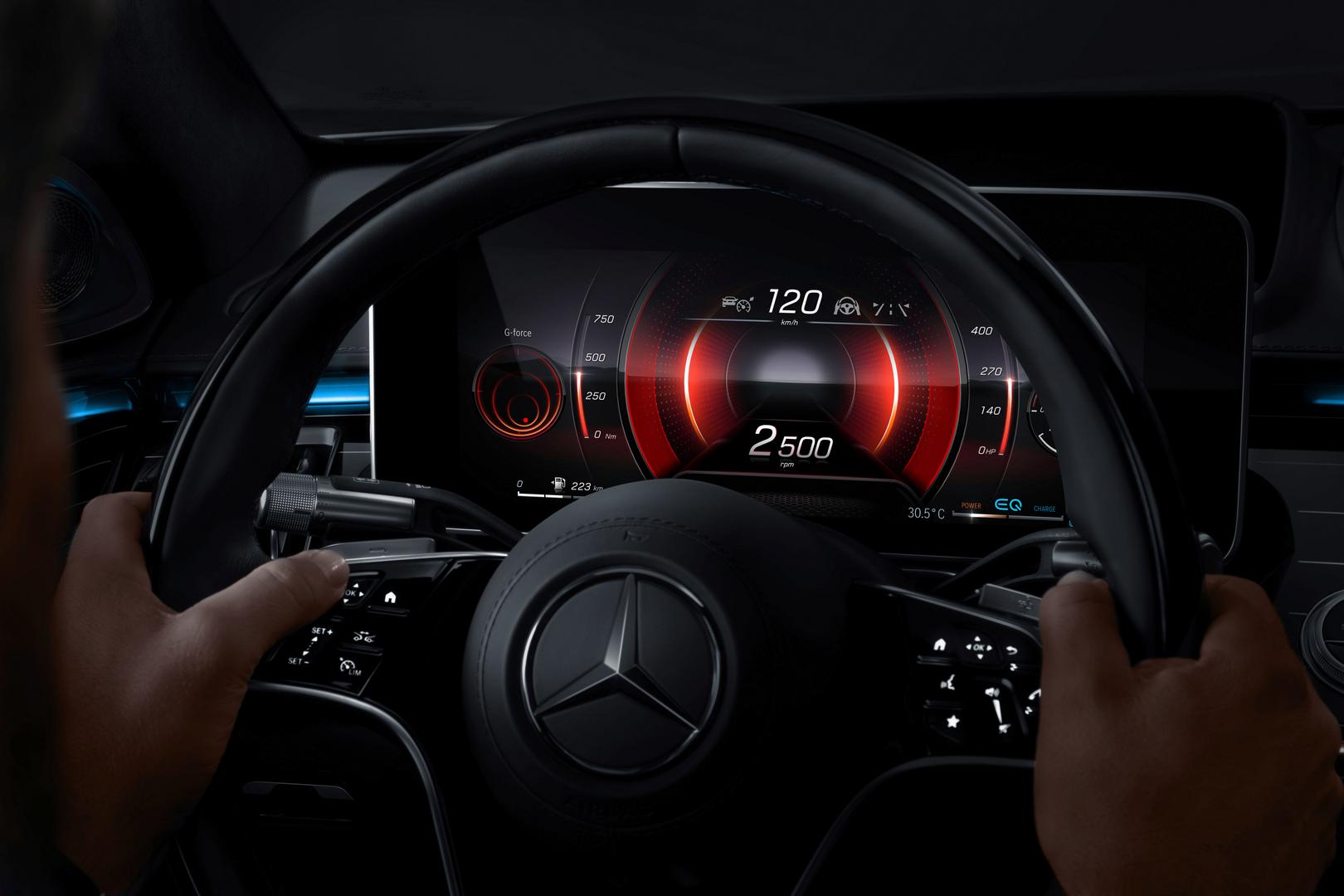 Система MBUX второго поколения станет центральным элементом интерьера Mercedes-Benz S-Class. Она кажется совершенно особенной. Весь салон будет заполнен цифровыми экранами.