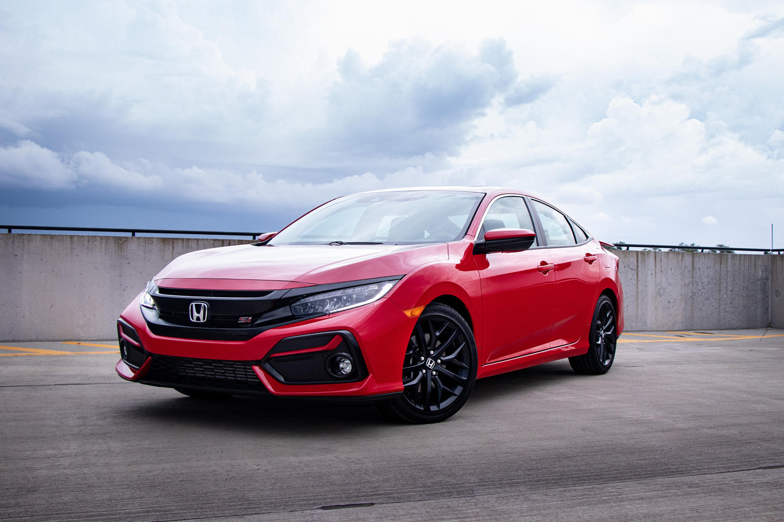 Наряду с данными по коэффициенту покупки механики, Honda предоставила CarBuzz некоторые приблизительные оценки распределения продаж кузовов. Около 72 процентов продаж Civic (около 234 400 единиц) приходится на четырехдверный седан. Хэтчбек демонстрир
