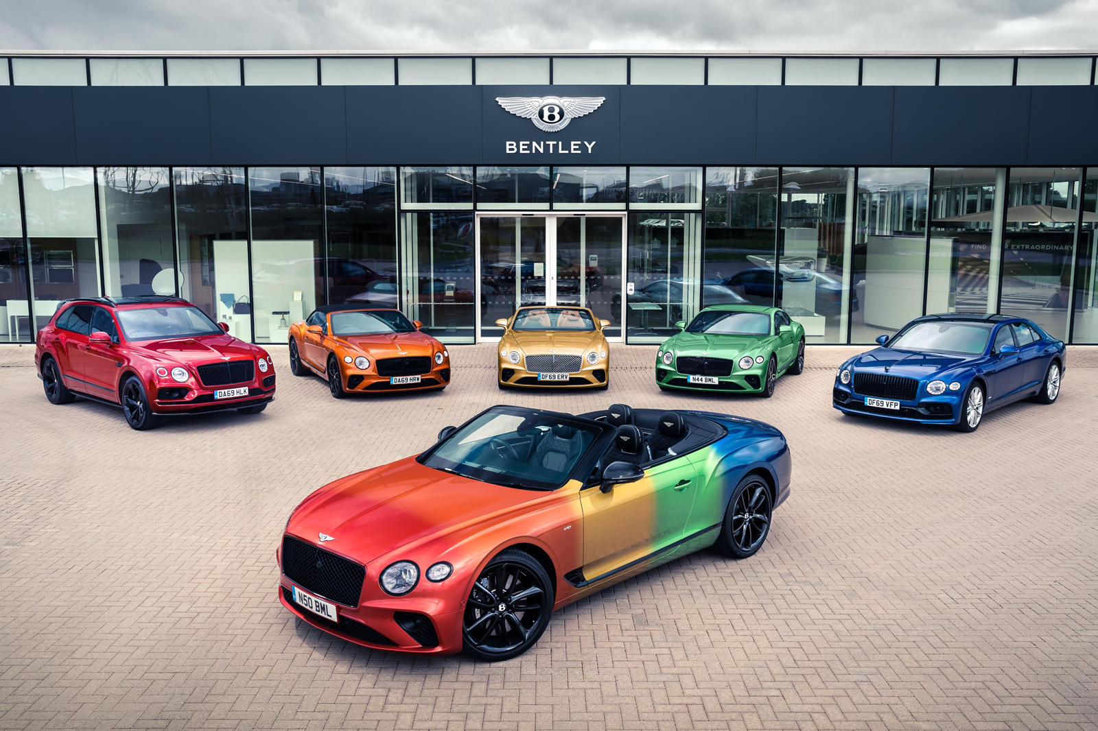 Еще в мае Bentley представил специальную версию Bacalar с привлекательным внешним видом, представляющим семь цветов радуги.    