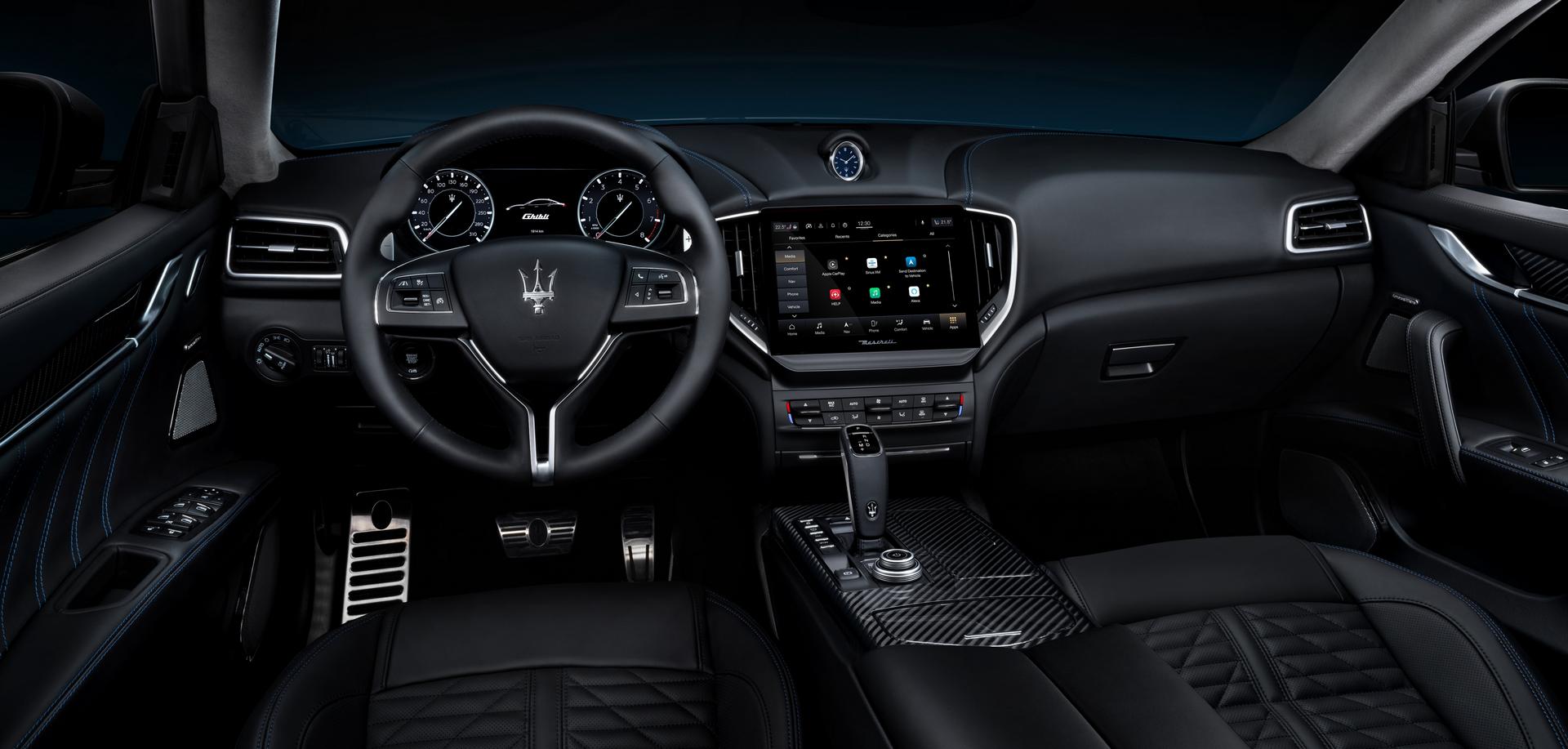 Maserati Ghibli Hybrid использует мягкую гибридную технологию. Трансмиссия сочетает в себе 2,0-литровый 4-цилиндровый двигатель с 48-вольтовым генератором и дополнительным электрическим нагнетателем (e-Booster).