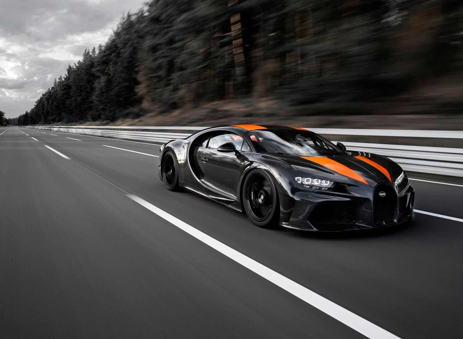 Но для Bugatti это две совершенно разные машины, разработанные с уникальными конечными целями, и, чтобы дать нам больше понимания, дизайнер Фрэнк Хейл подробно остановился на том, что делает каждую из них особенной.