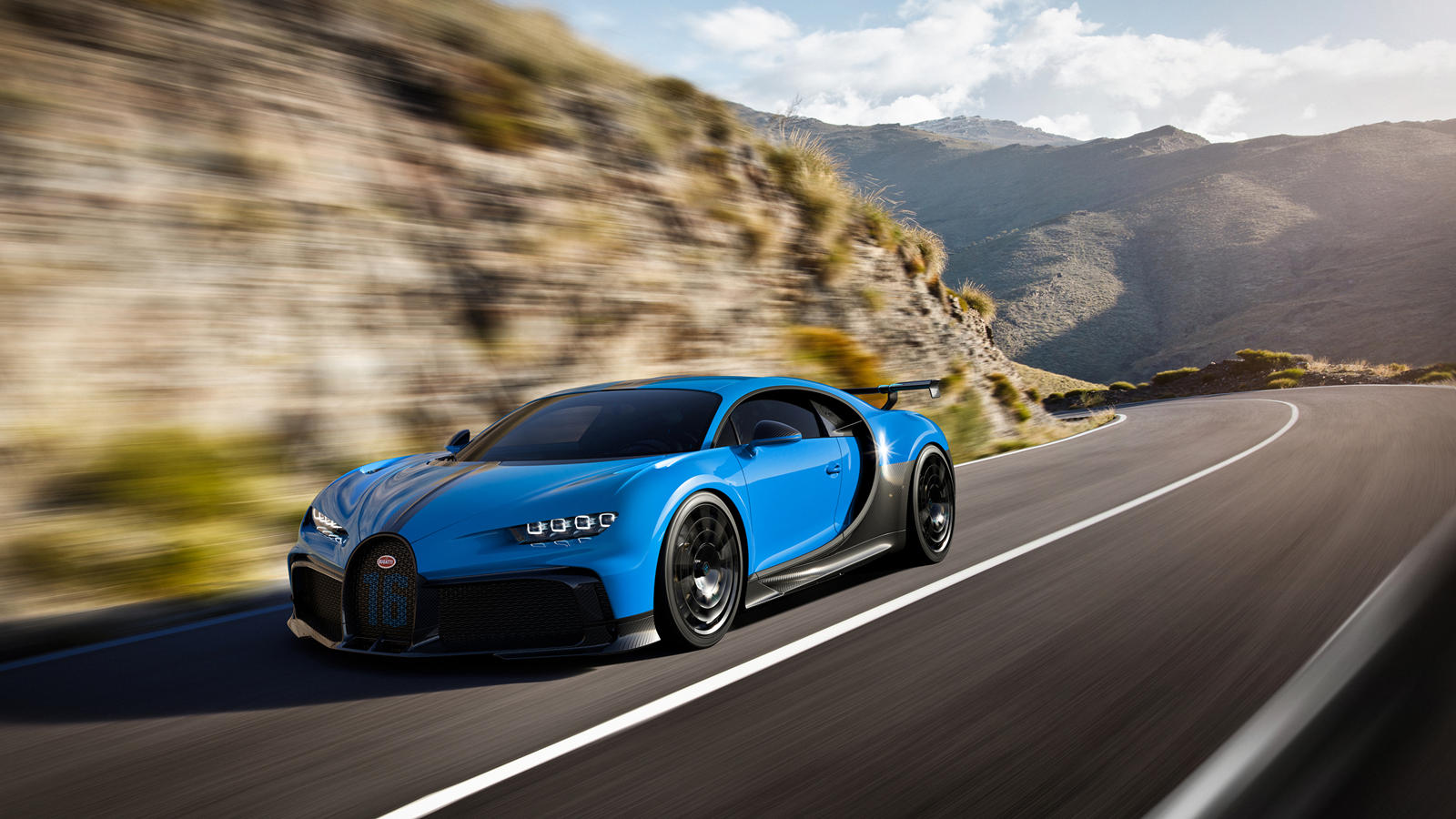 Но для Bugatti это две совершенно разные машины, разработанные с уникальными конечными целями, и, чтобы дать нам больше понимания, дизайнер Фрэнк Хейл подробно остановился на том, что делает каждую из них особенной.