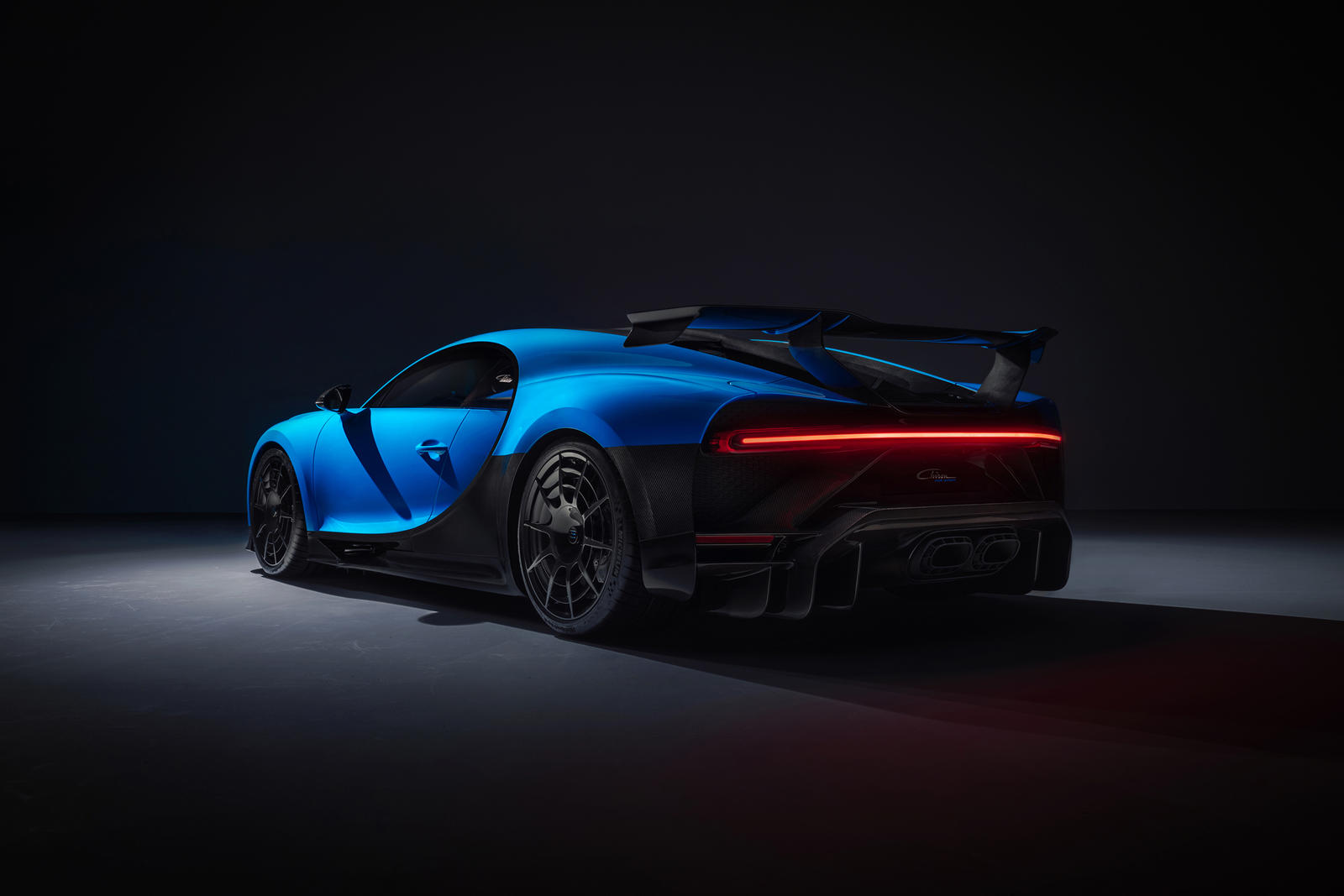 Для стороннего наблюдателя Bugatti Chiron Pur Sport и Chiron Super Sport 300+ могут показаться почти одинаковыми: две высокоскоростные ракеты от французского автопроизводителя, которые могут испугать любой Lamborghini.