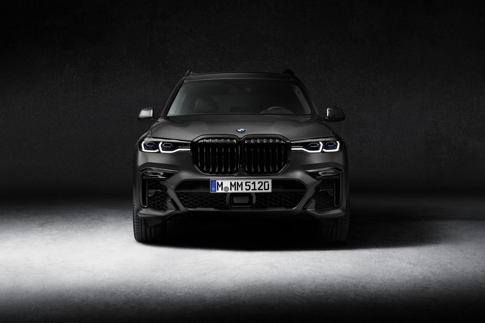 Специальное издание будет окрашено в металлический матовый цвет BMW Individual Frozen Arctic Grey. Это первый раз, когда эта краска будет доступна на автомобиле X. Глянцевая черная отделка Shadowline украсит окна, двери, крышу, B и C-стойки, крышки б