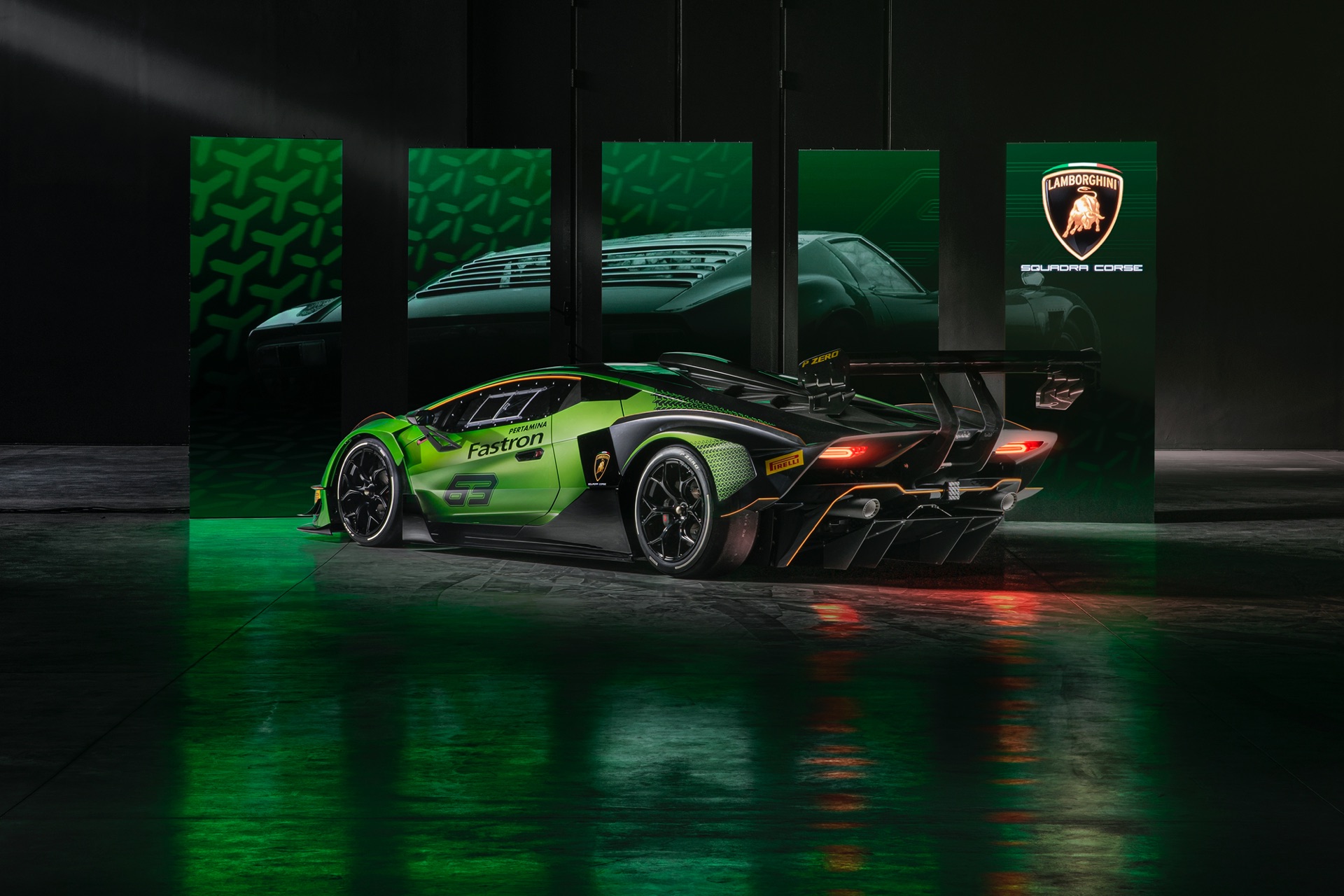 Деталей пока немного. Lamborghini подтвердил, что SCV12 оснащен двигателем V12 мощностью 830 л.с. Говорят, что увеличение мощности частично вызвано RAM эффектом на высоких скоростях.