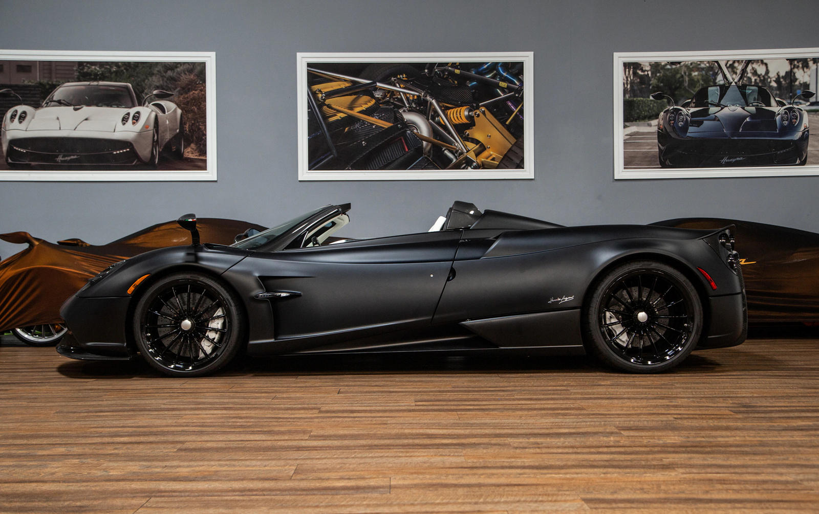 Как и у любого родстера Pagani Huayra, мощность обеспечивается 6,0-литровым V12 с двойным турбонаддувом от Mercedes-AMG с 754 лошадиными силами и крутящим моментом в 1000 Нм, который передается на задние колеса через семиступенчатую коробку передач.