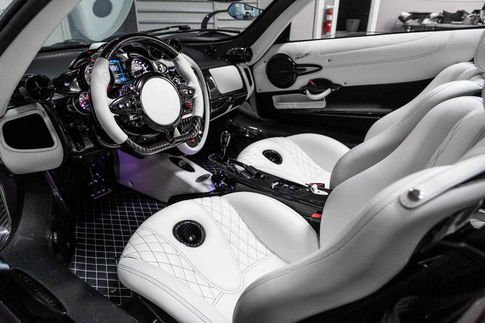 Как и у любого родстера Pagani Huayra, мощность обеспечивается 6,0-литровым V12 с двойным турбонаддувом от Mercedes-AMG с 754 лошадиными силами и крутящим моментом в 1000 Нм, который передается на задние колеса через семиступенчатую коробку передач.