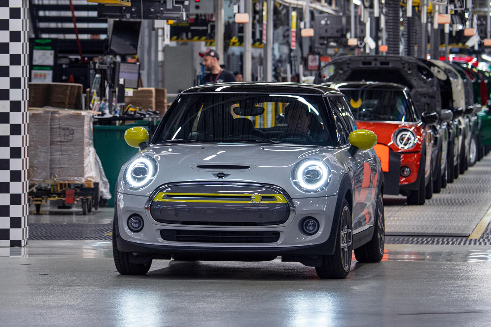 По мере роста спроса на электромобили, Mini ожидает, что треть трехдверных моделей хэтчбеков, построенных на Оксфордском заводе, будут полностью электрическими.