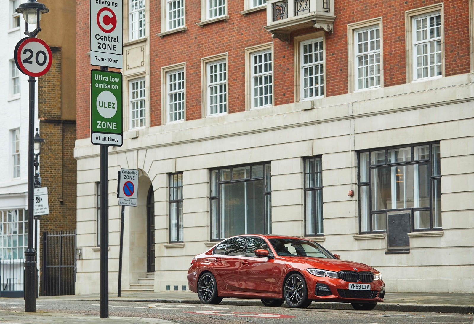 Поскольку все больше городов начинают охватывать зоны с низким уровнем выбросов, BMW запустил новую цифровую услугу «eDrive Zones» в Великобритании. Доступный для всех подключаемых гибридных моделей BMW, включая BMW 3 серии, BMW 5 серии, BMW 7 серии 