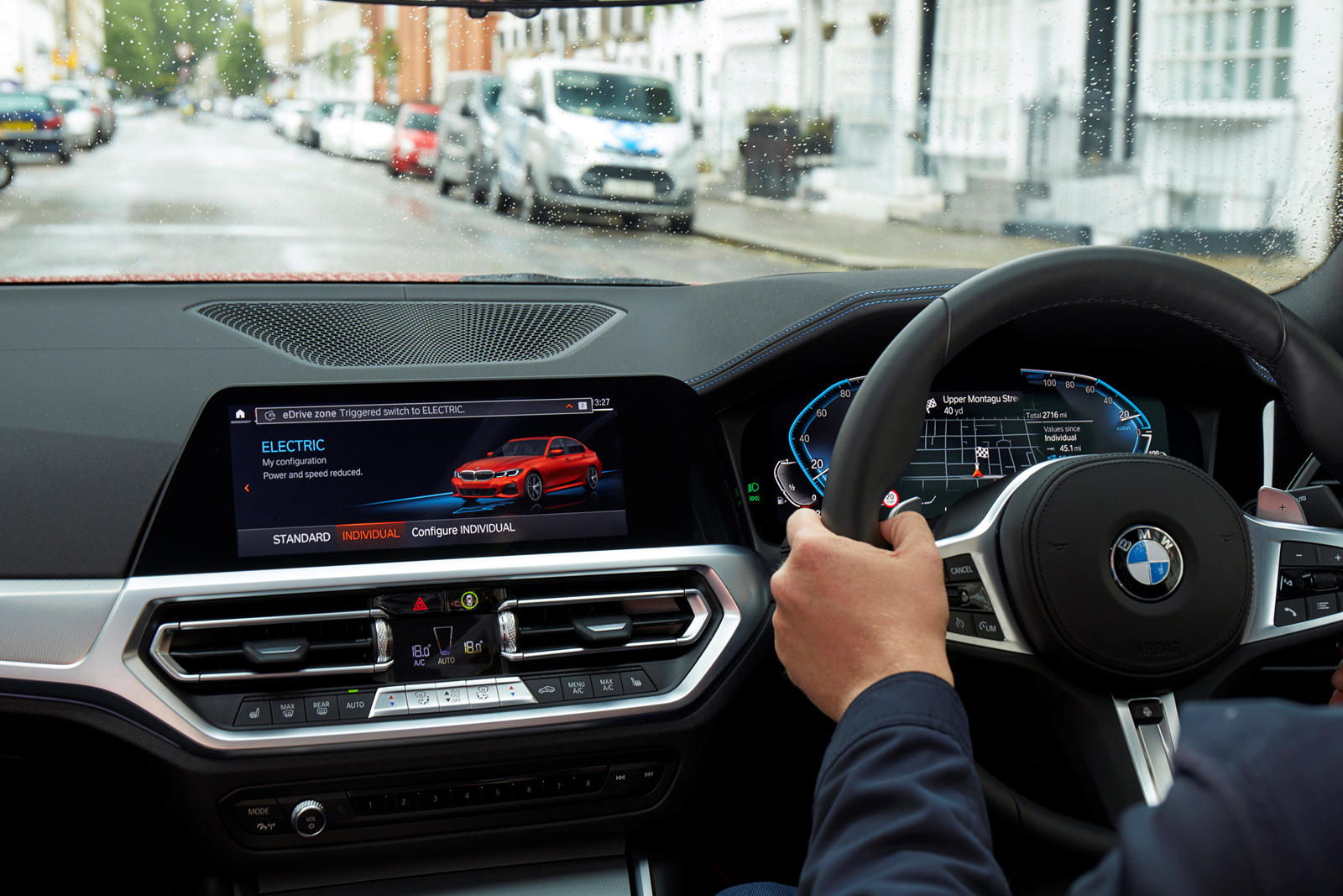 Поскольку все больше городов начинают охватывать зоны с низким уровнем выбросов, BMW запустил новую цифровую услугу «eDrive Zones» в Великобритании. Доступный для всех подключаемых гибридных моделей BMW, включая BMW 3 серии, BMW 5 серии, BMW 7 серии 