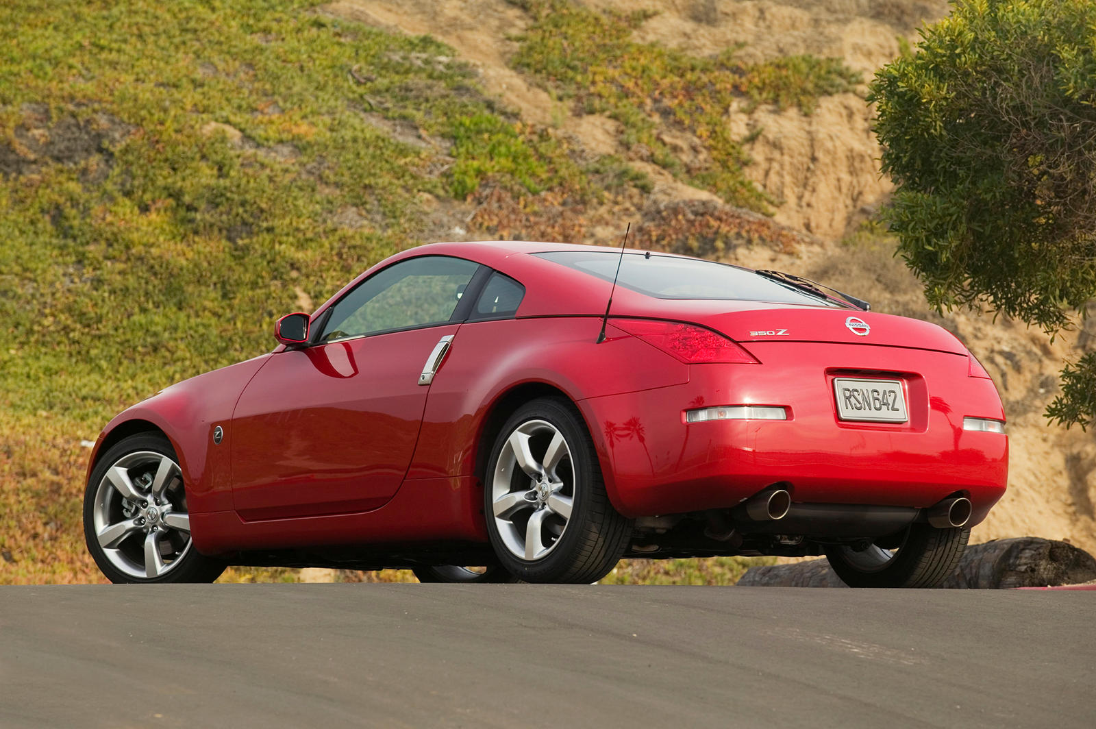 Nissan 350Z покрытый травой выводит экологичность на новый уровень